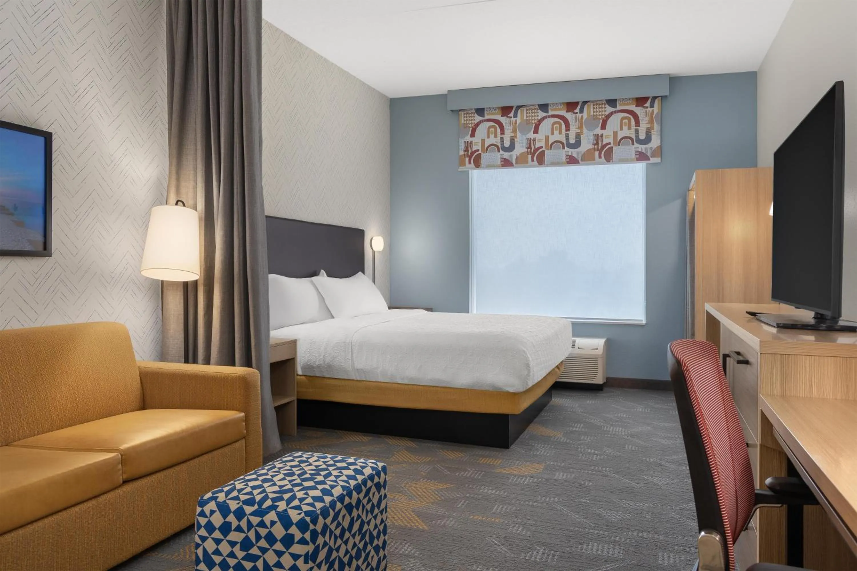 Living room, Bed in Home2 Suites By Hilton Woodstock On