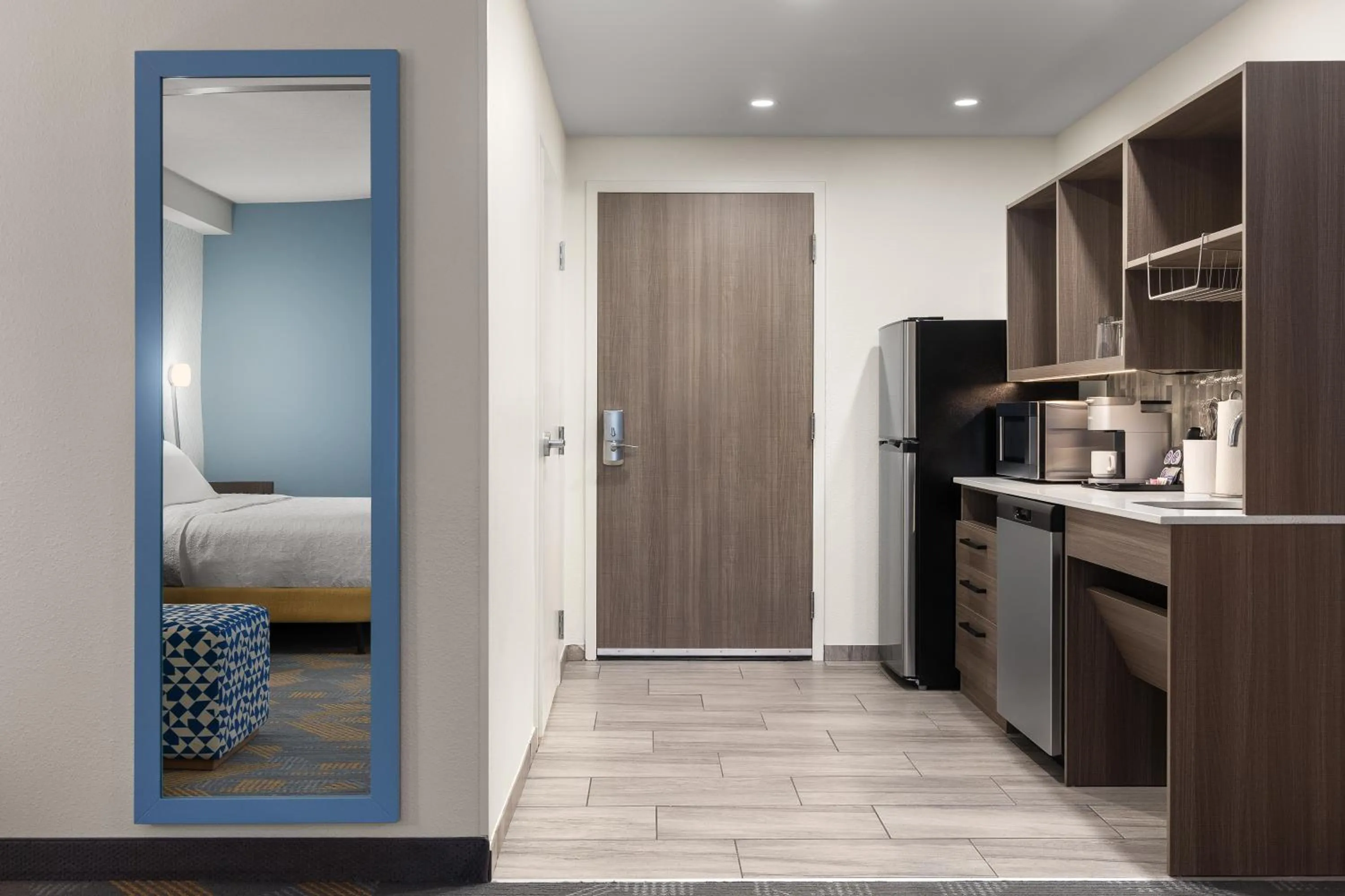 Kitchen or kitchenette, Bed in Home2 Suites By Hilton Woodstock On