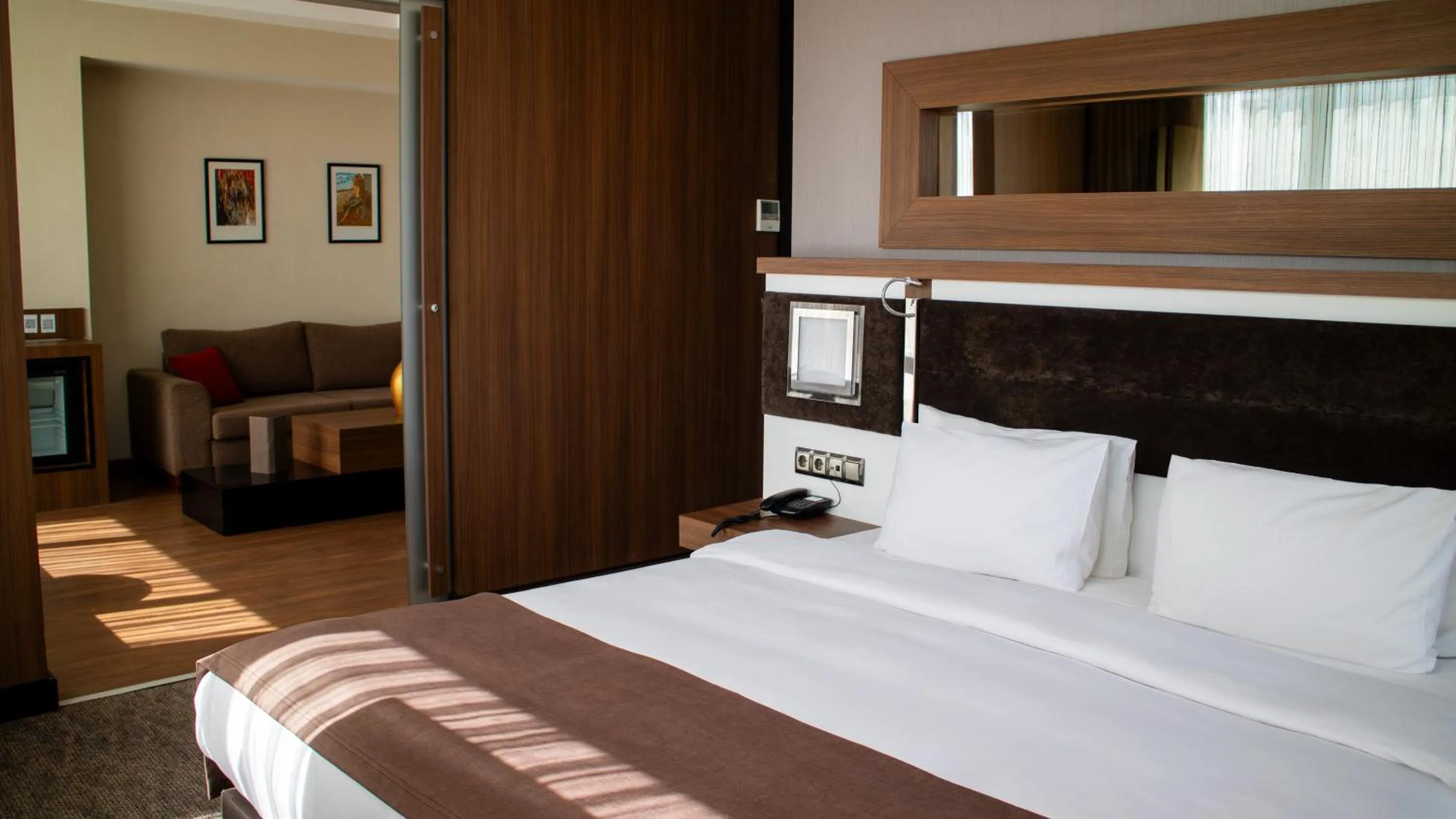 Photo of the whole room, Bed in Sam Royal Hotel