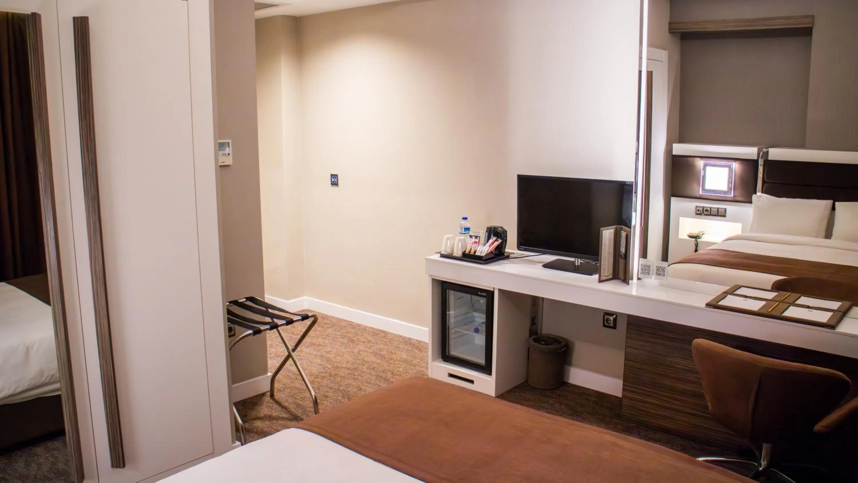 Photo of the whole room, Bed in Sam Royal Hotel