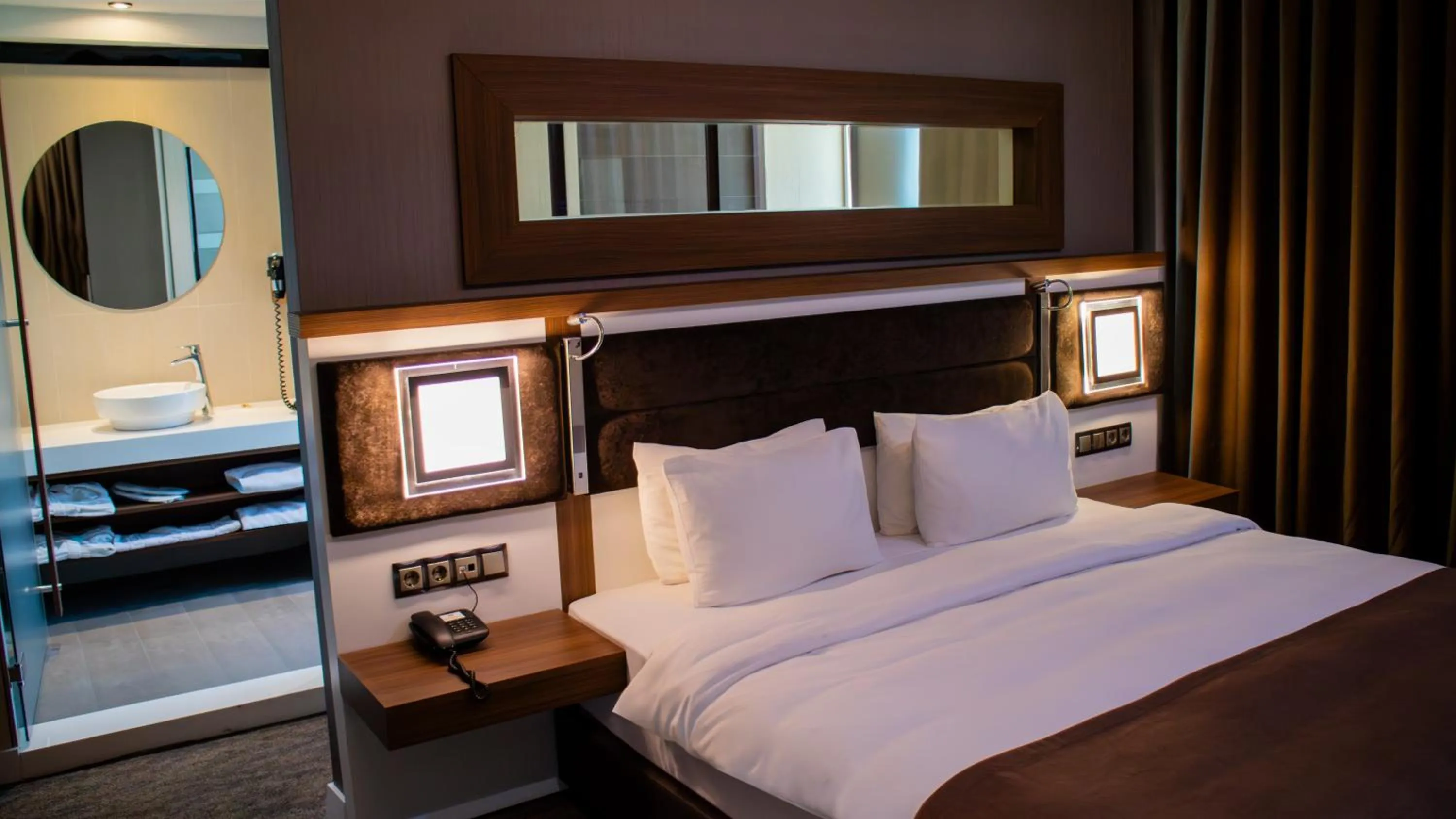 Bedroom, Bed in Sam Royal Hotel