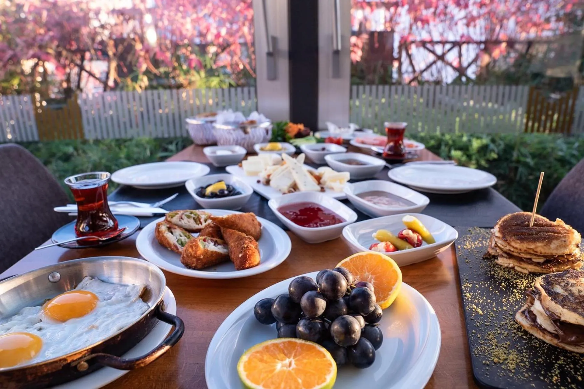 Restaurant/places to eat in Sam Royal Hotel