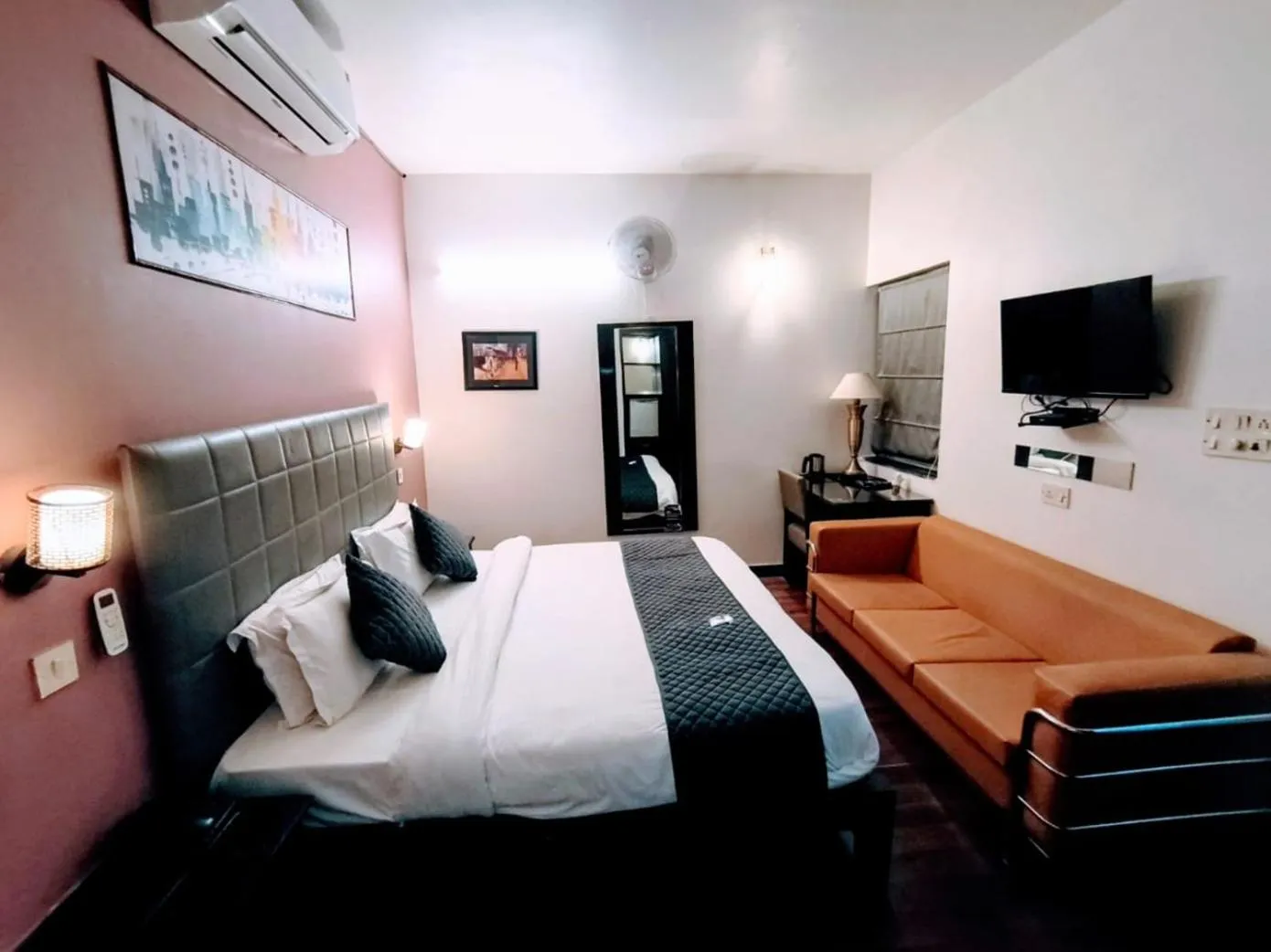 Bed in Niksen Hotel's At Saket