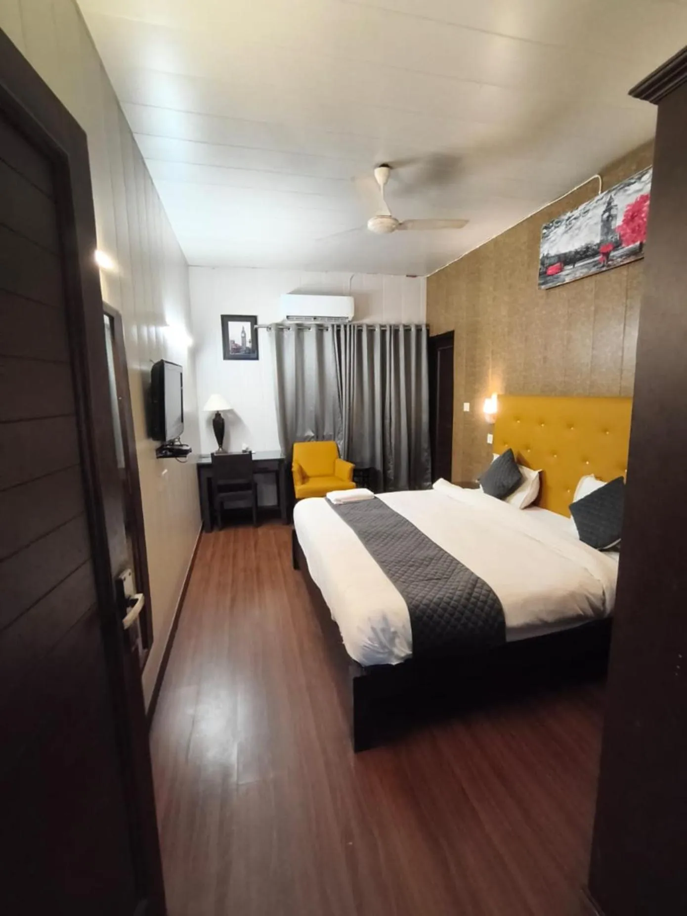 Bed in Niksen Hotel's At Saket