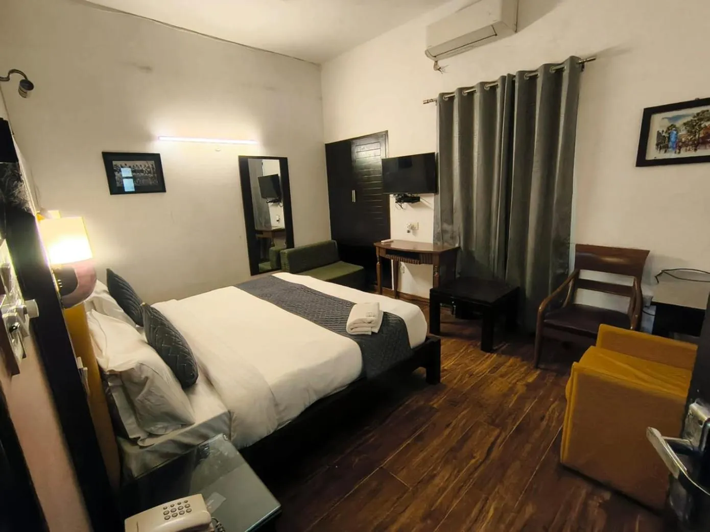 Bed in Niksen Hotel's At Saket