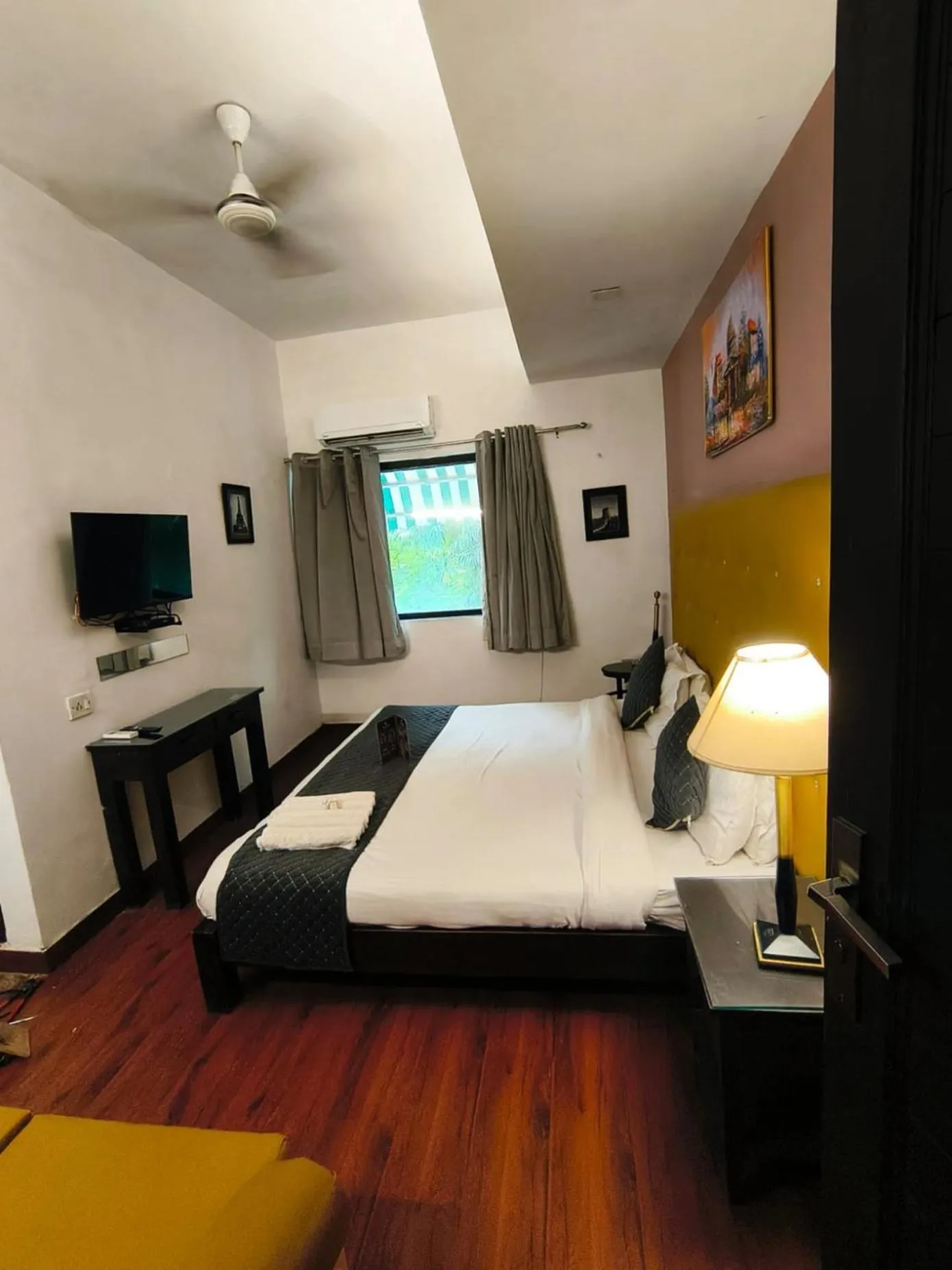 Bed in Niksen Hotel's At Saket