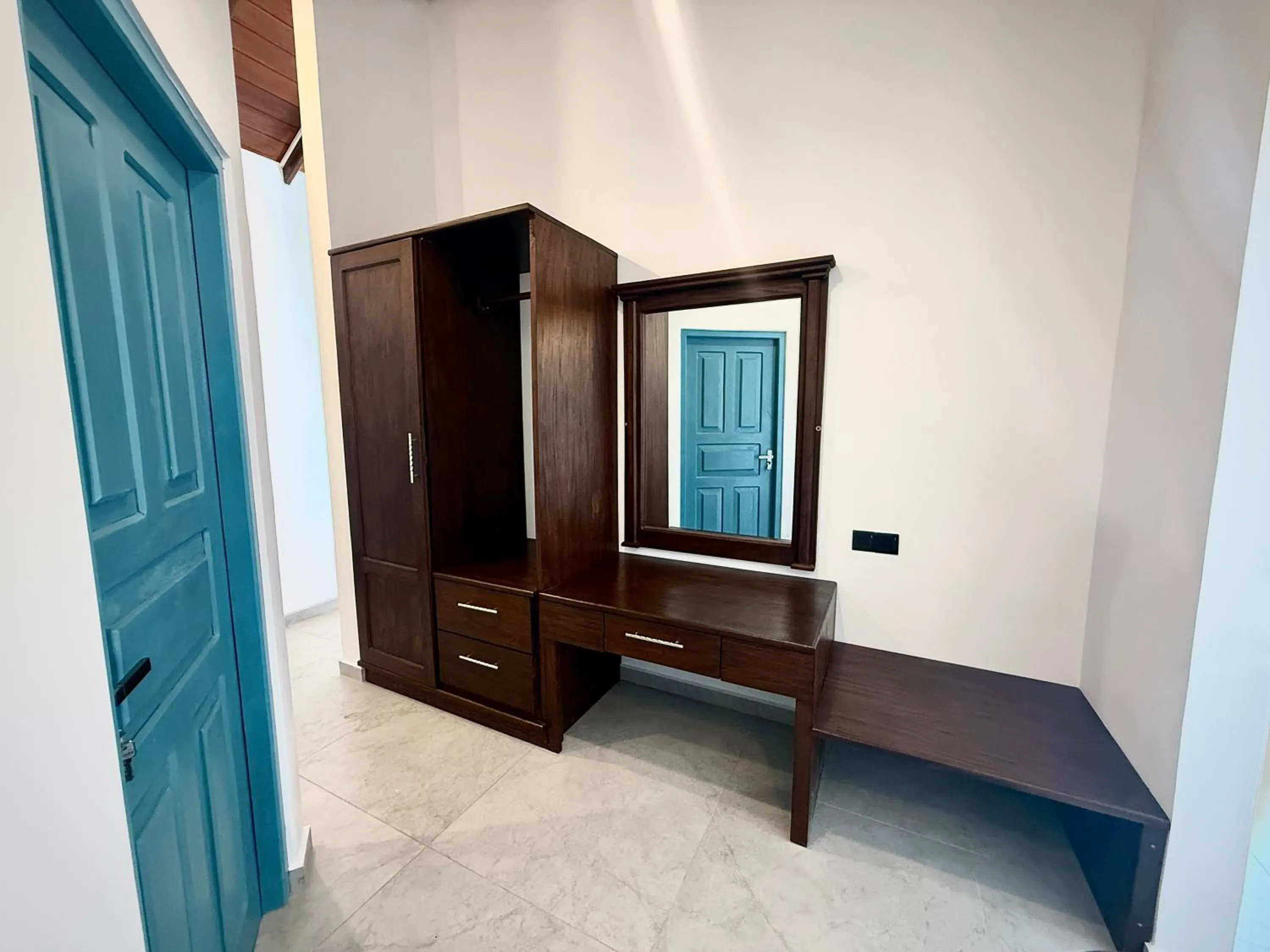 wardrobe in Seashore Mirissa