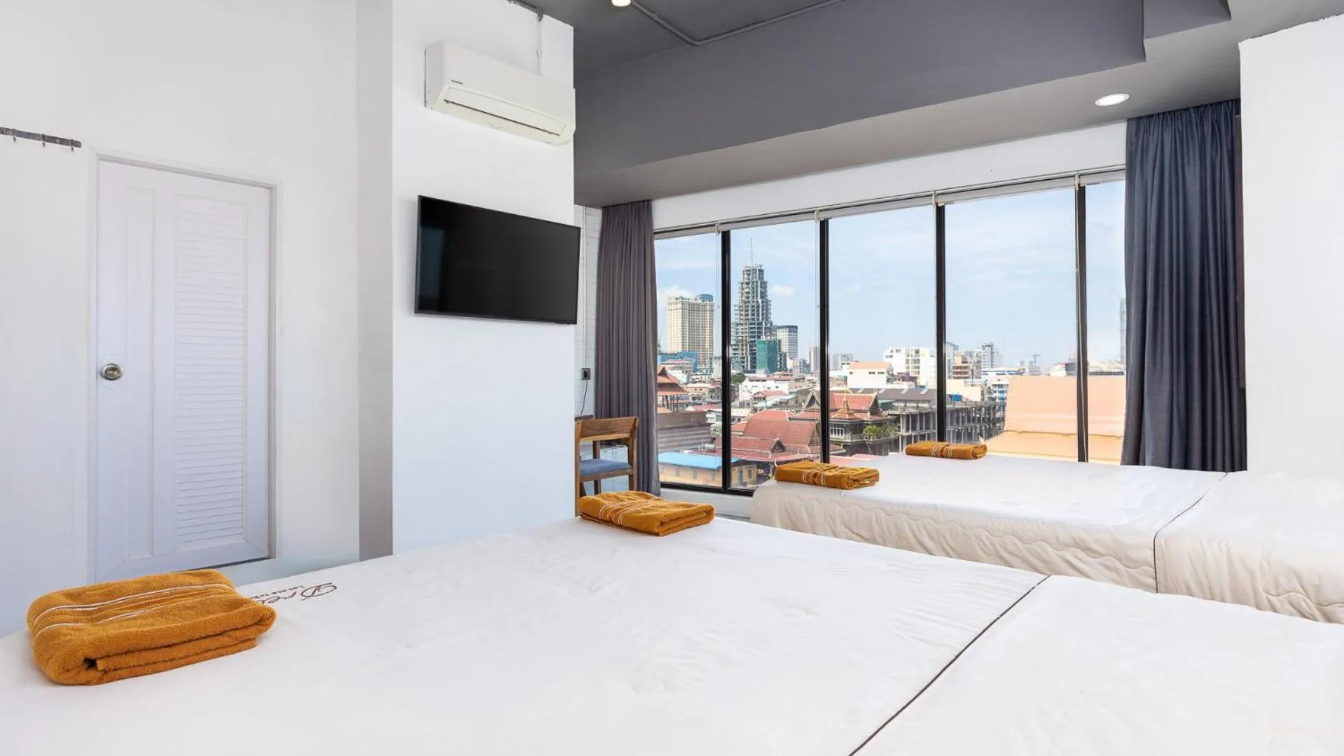 Bed in Sky hotel - Rooms & Free laundry - 50m to Royal Palace