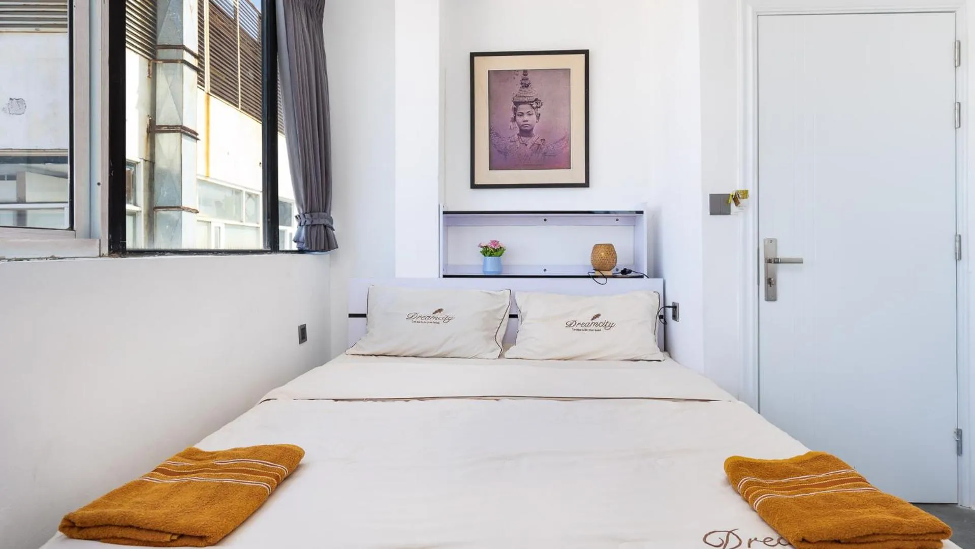 Bed in Sky hotel - Rooms & Free laundry - 50m to Royal Palace