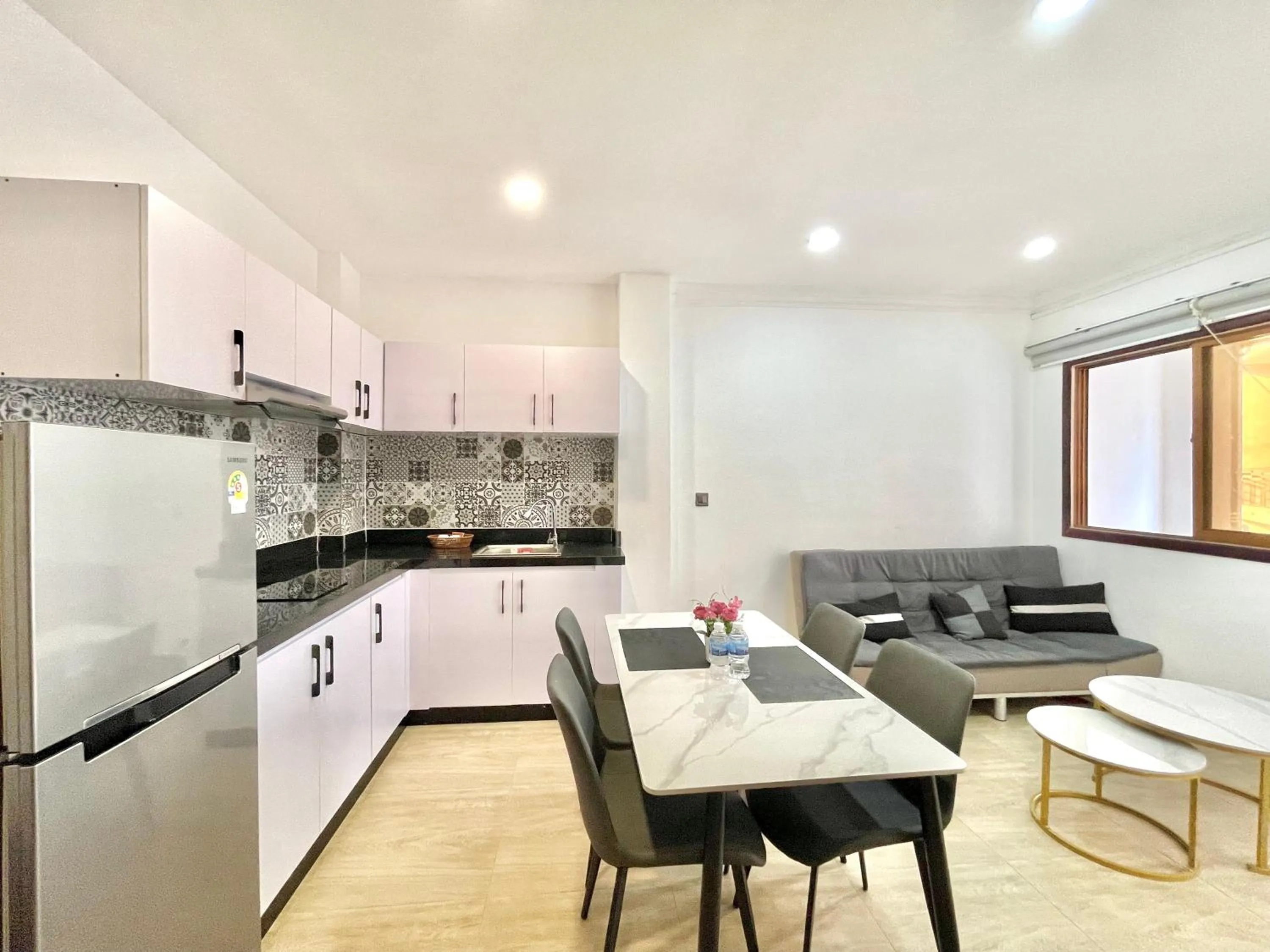 Sky hotel - Rooms & Free laundry - 50m to Royal Palace