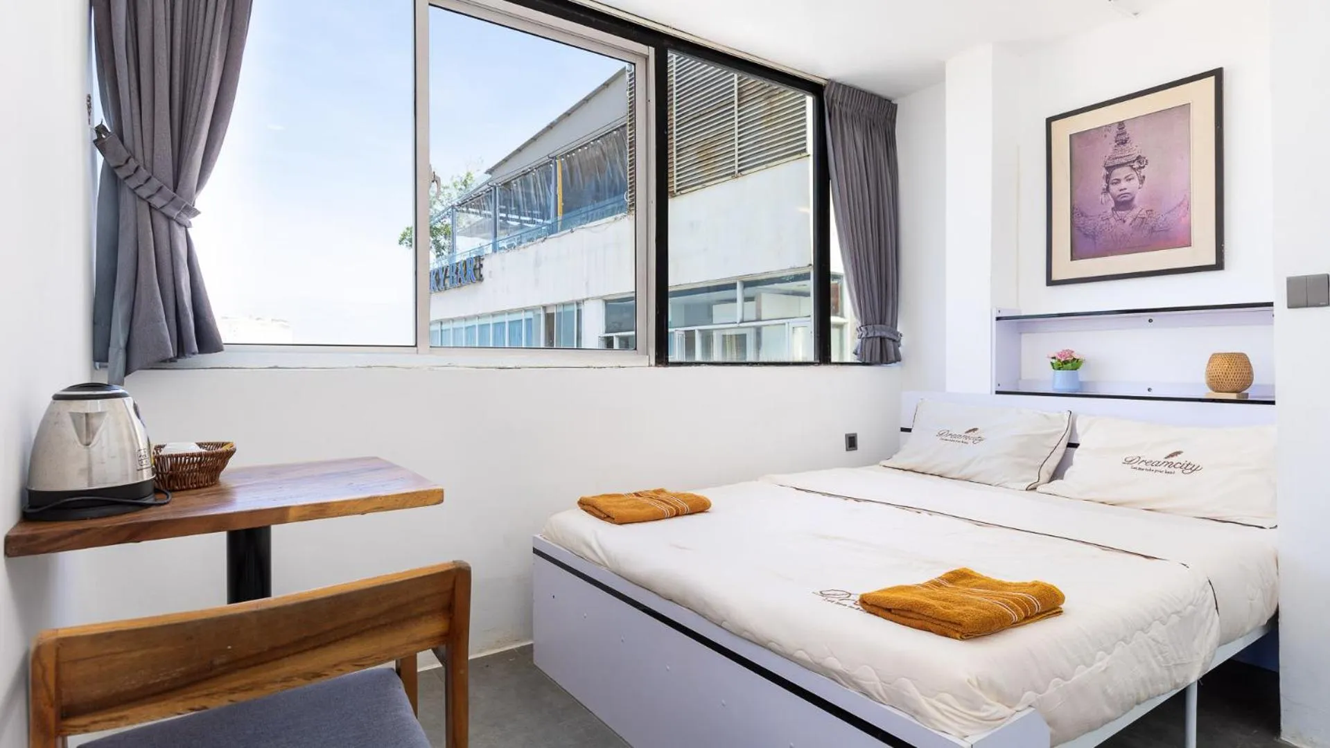 Bed in Sky hotel - Rooms & Free laundry - 50m to Royal Palace
