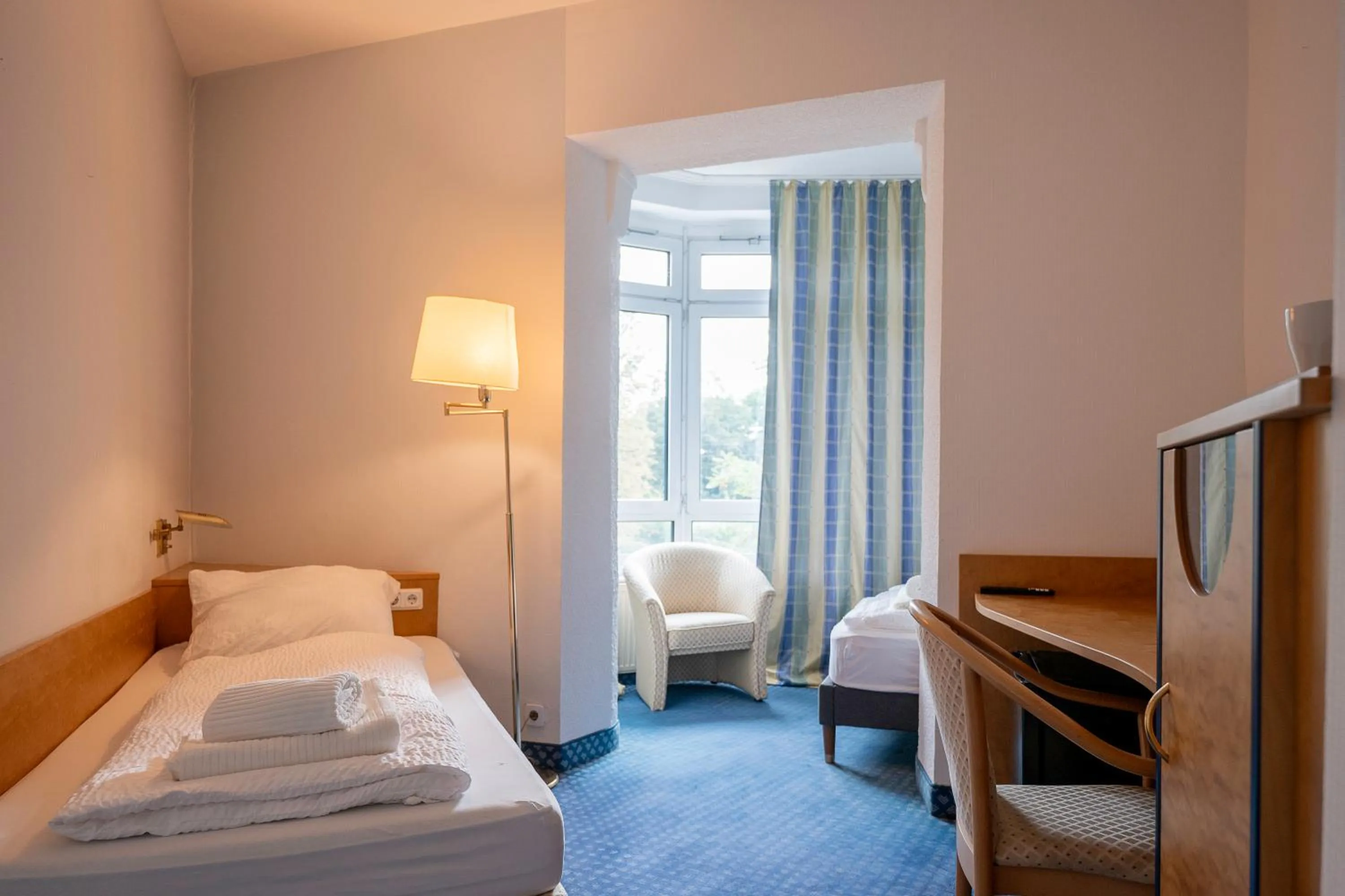 Living room, Bed in Hotel Viktoria Düsseldorf-Neuss - Self Check-In