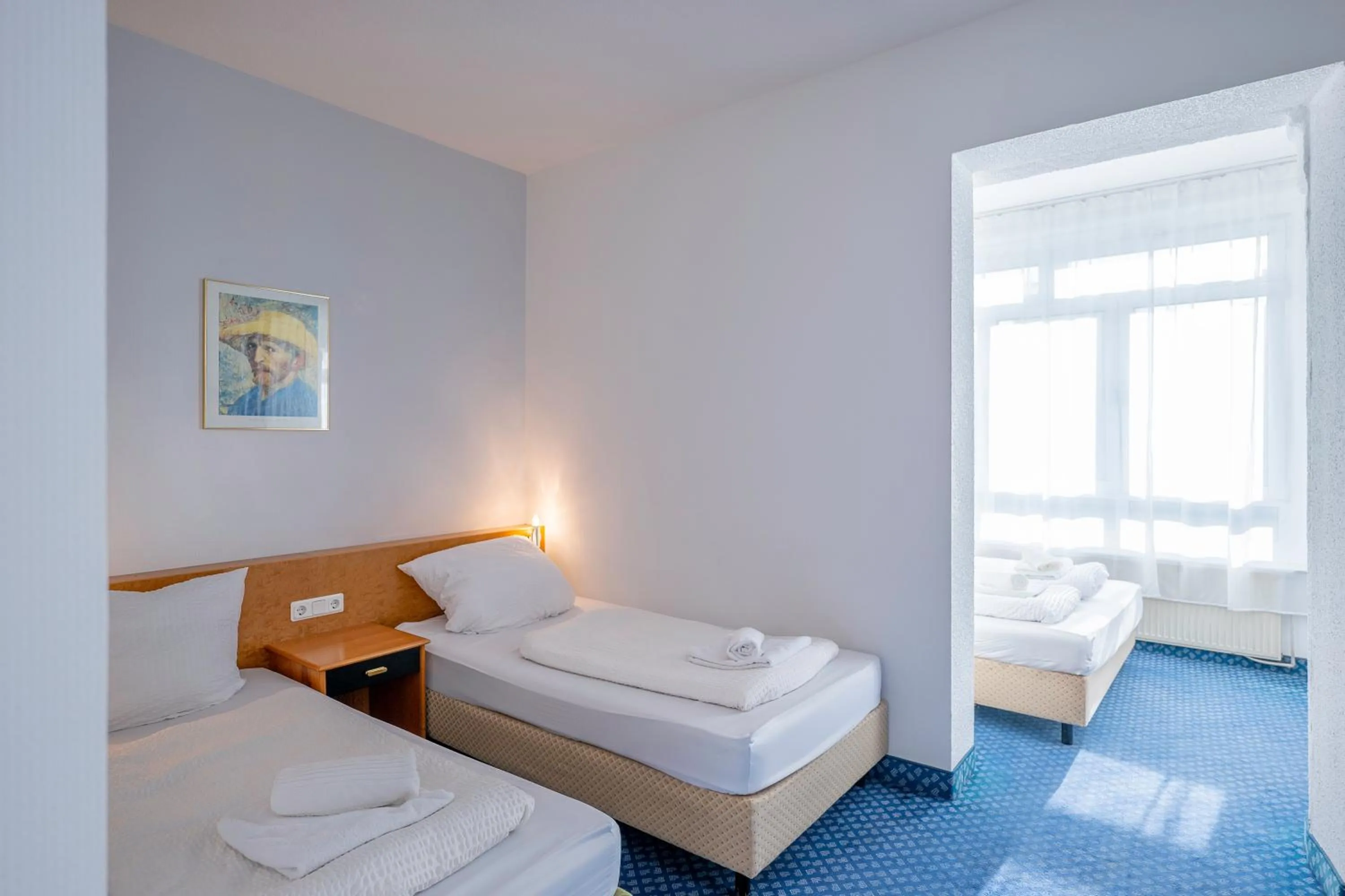 Living room, Bed in Hotel Viktoria Düsseldorf-Neuss - Self Check-In