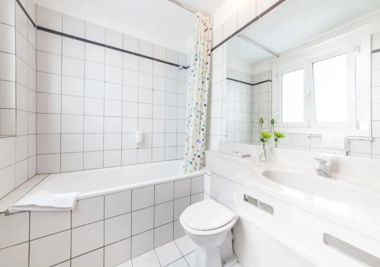 Bathroom in Hotel Viktoria Düsseldorf-Neuss - Self Check-In