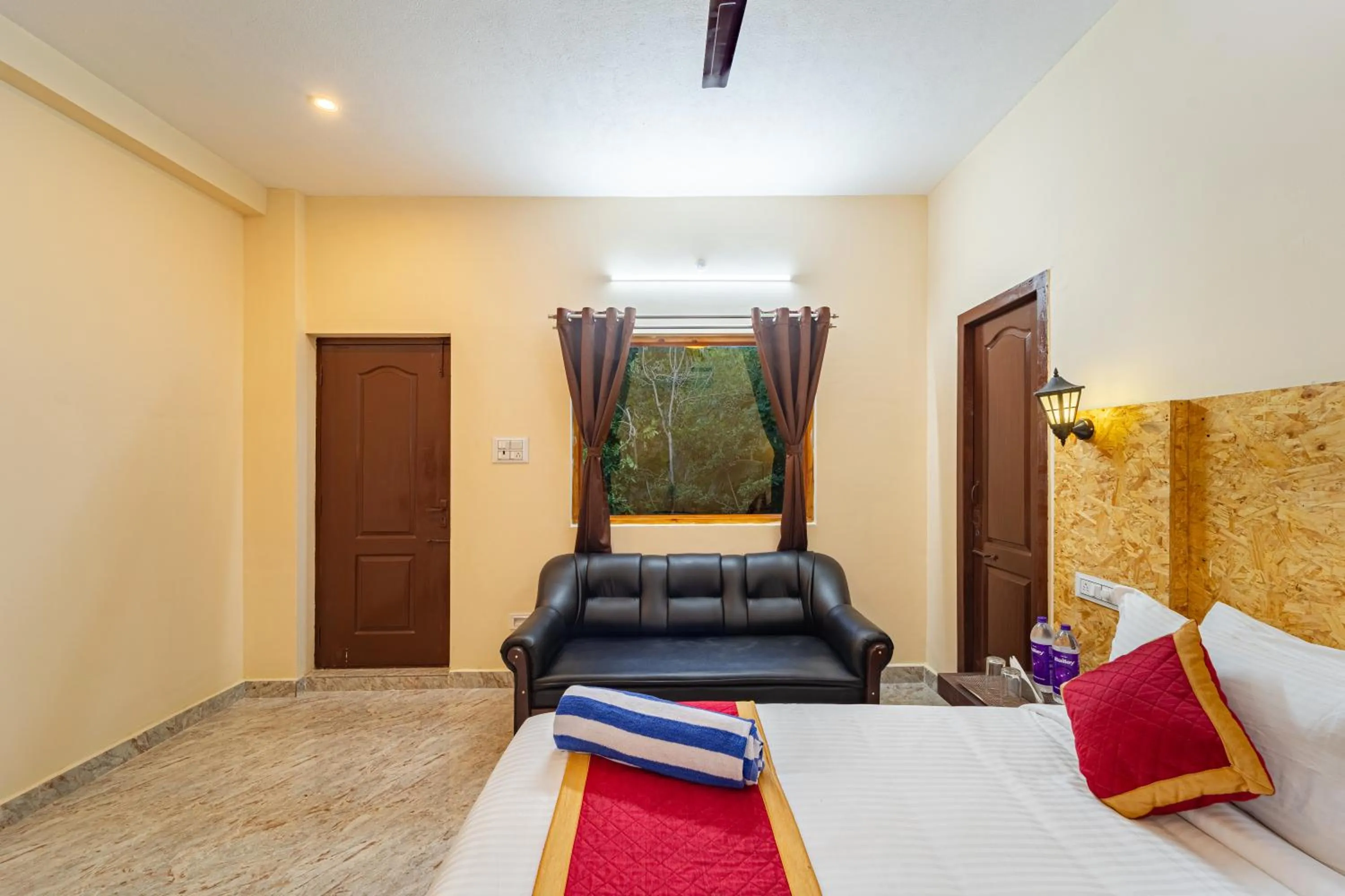 Photo of the whole room, Bed in Hotel De Jardin Pondicherry with Swimming Pool