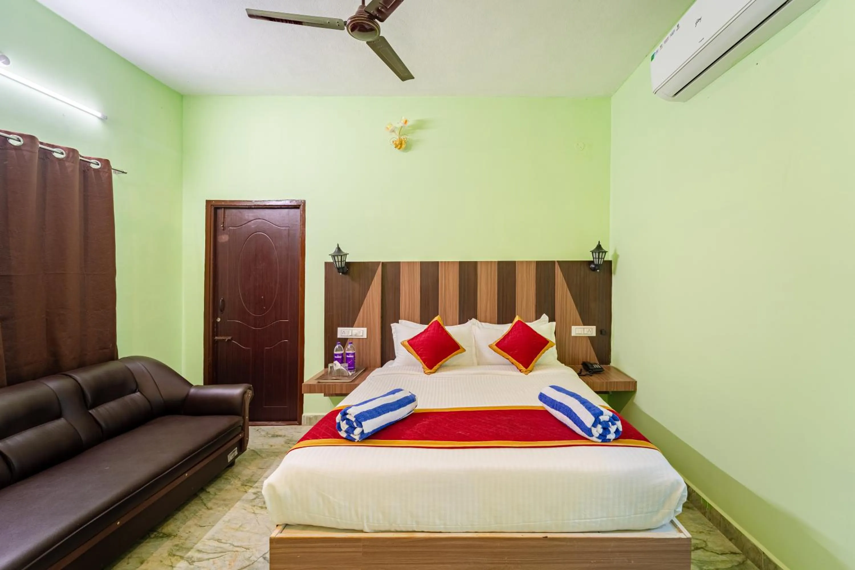 Photo of the whole room, Bed in Hotel De Jardin Pondicherry with Swimming Pool