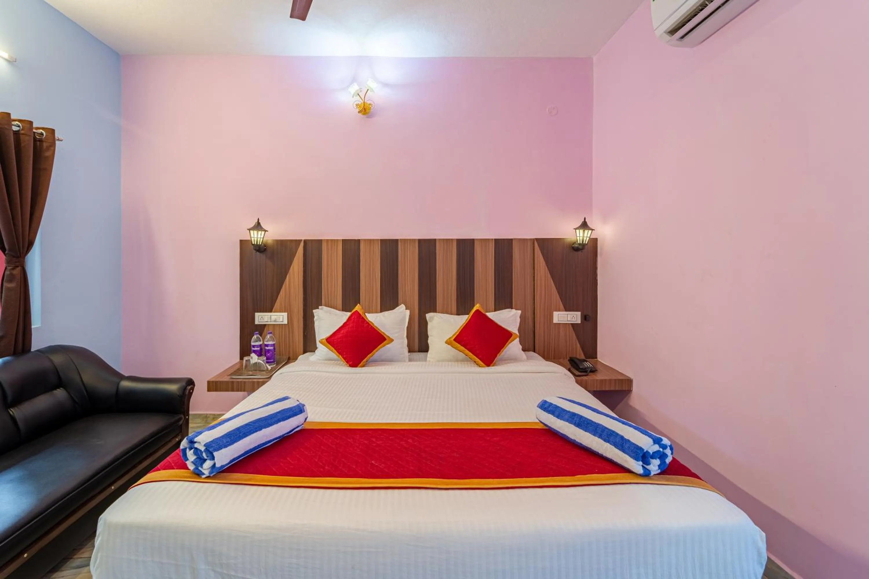 Bed in Hotel De Jardin Pondicherry with Swimming Pool