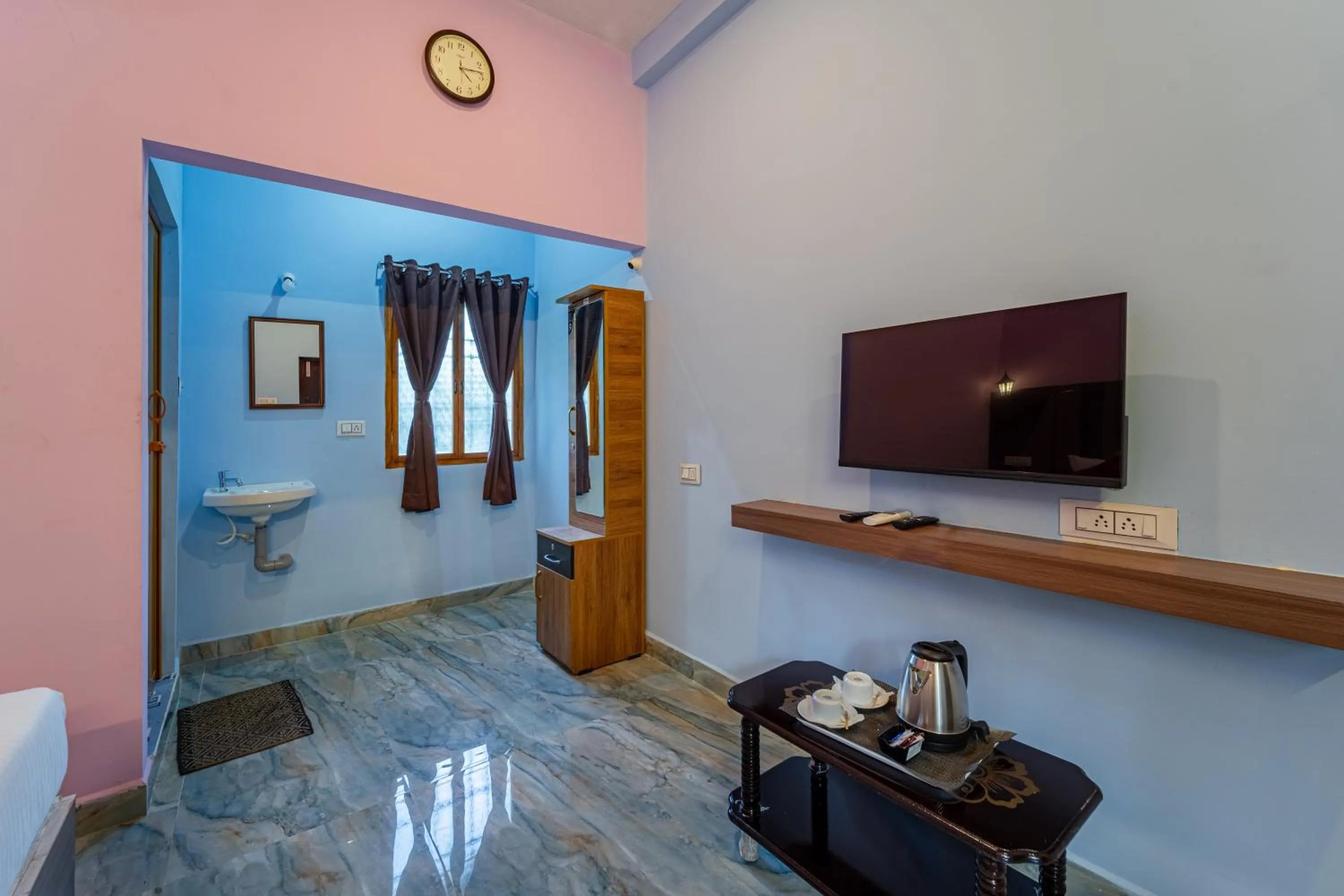 TV and multimedia in Hotel De Jardin Pondicherry with Swimming Pool