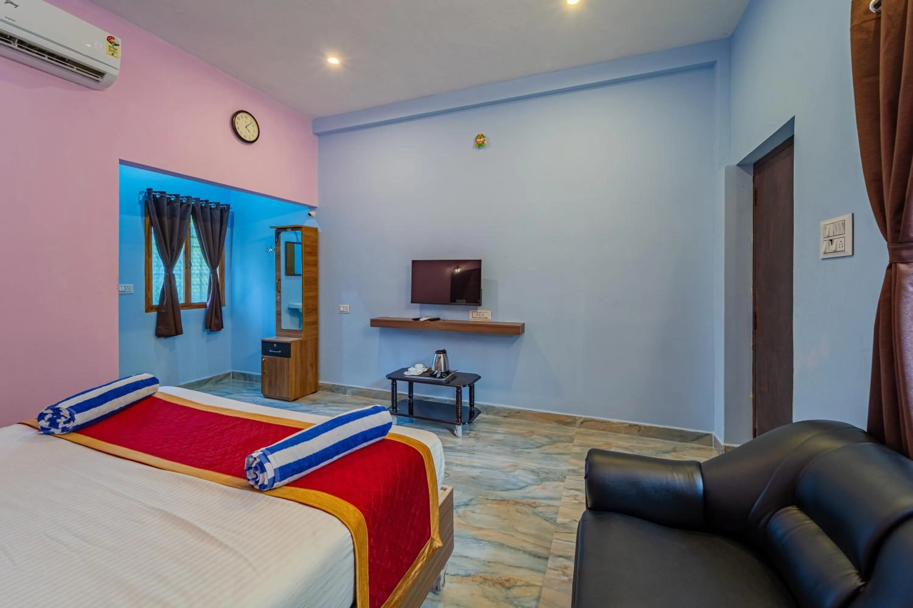 Bed in Hotel De Jardin Pondicherry with Swimming Pool