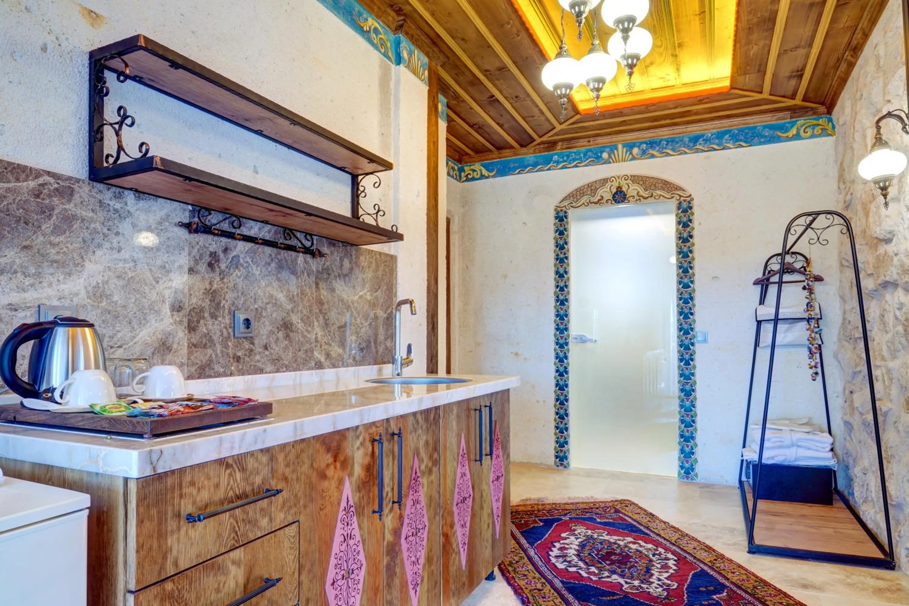 Kitchen or kitchenette in Kasr-ı Kapadokya Cave Suites