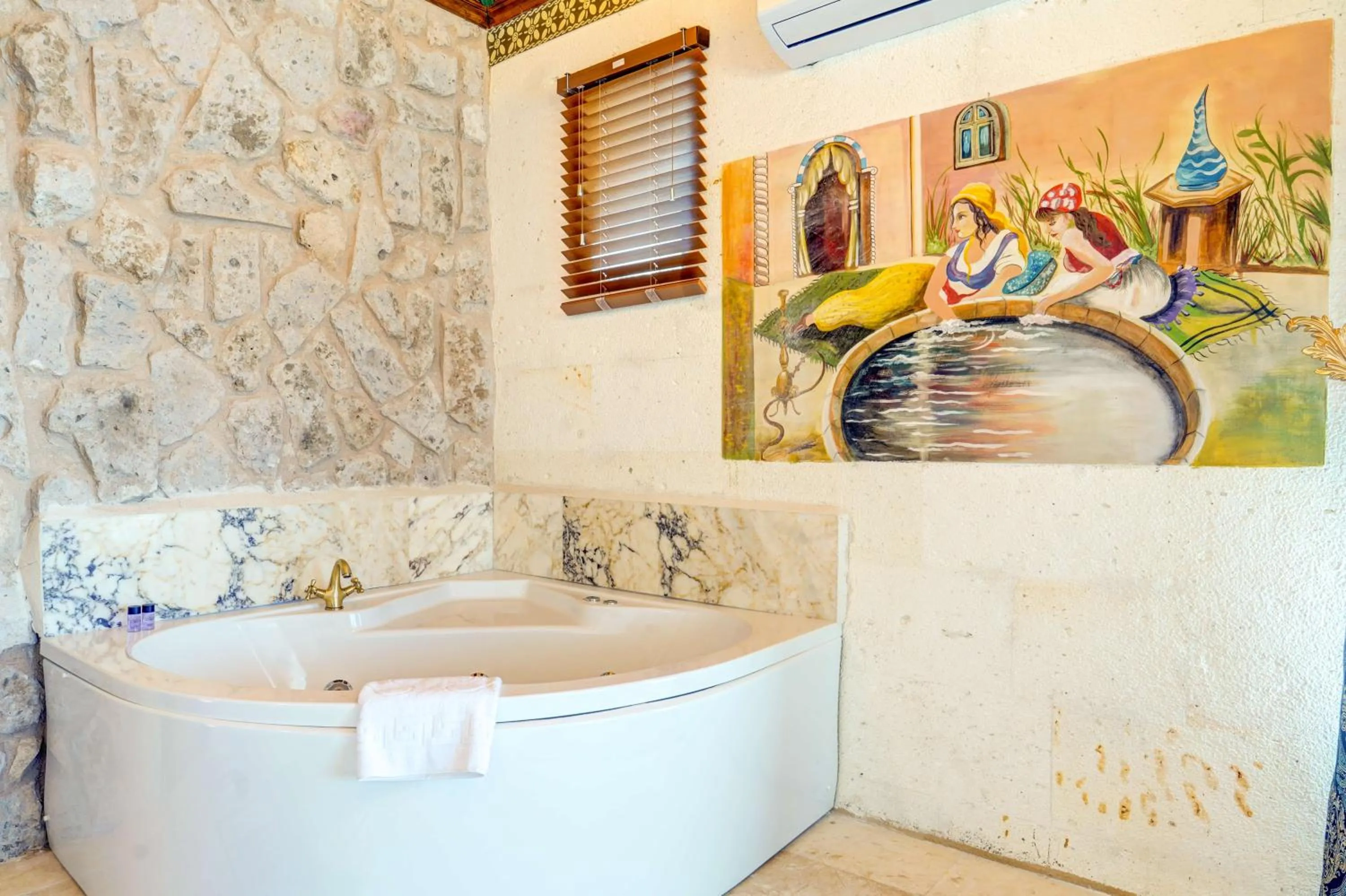 Hot Tub in Kasr-ı Kapadokya Cave Suites