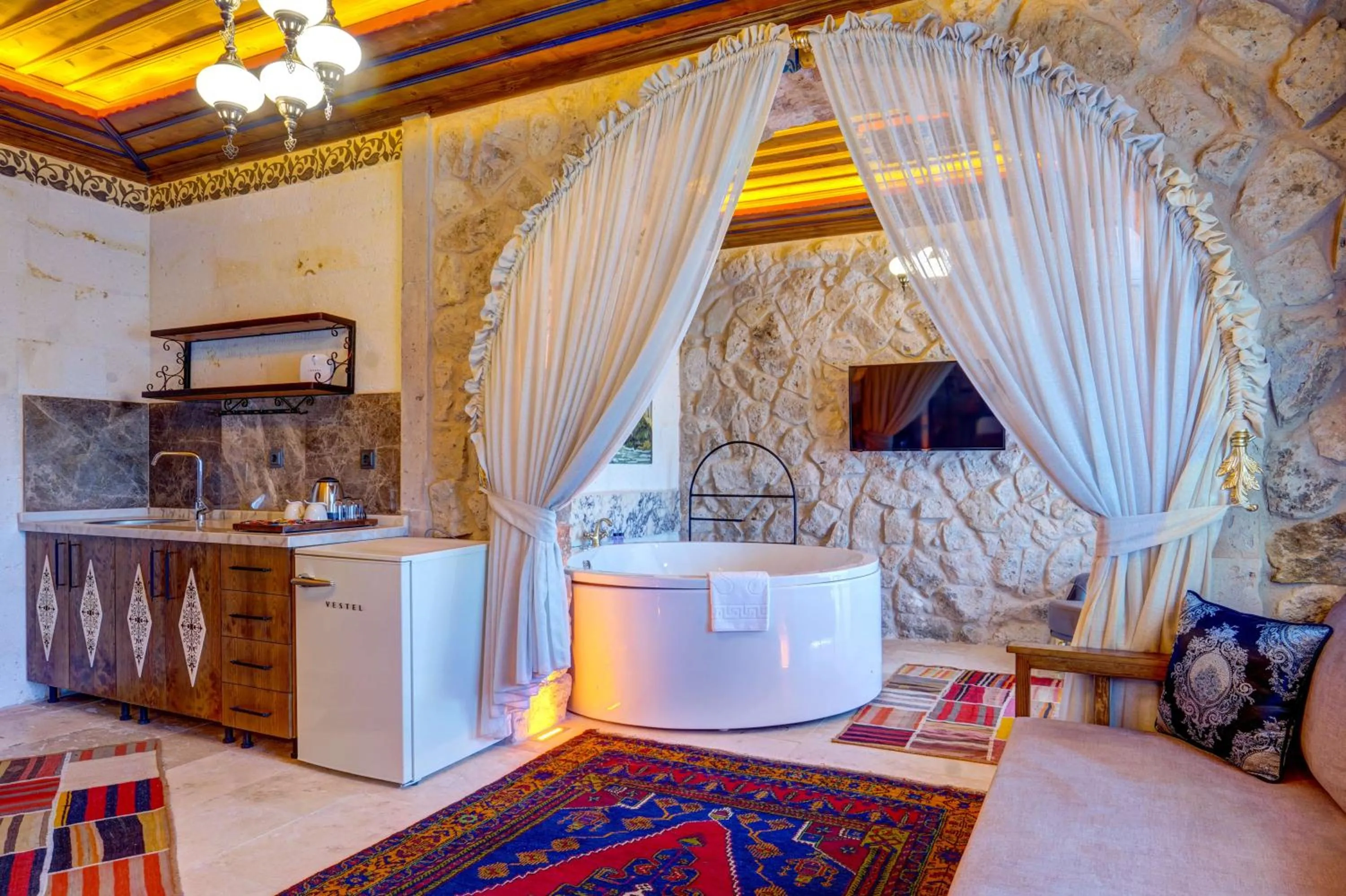 Hot Tub in Kasr-ı Kapadokya Cave Suites