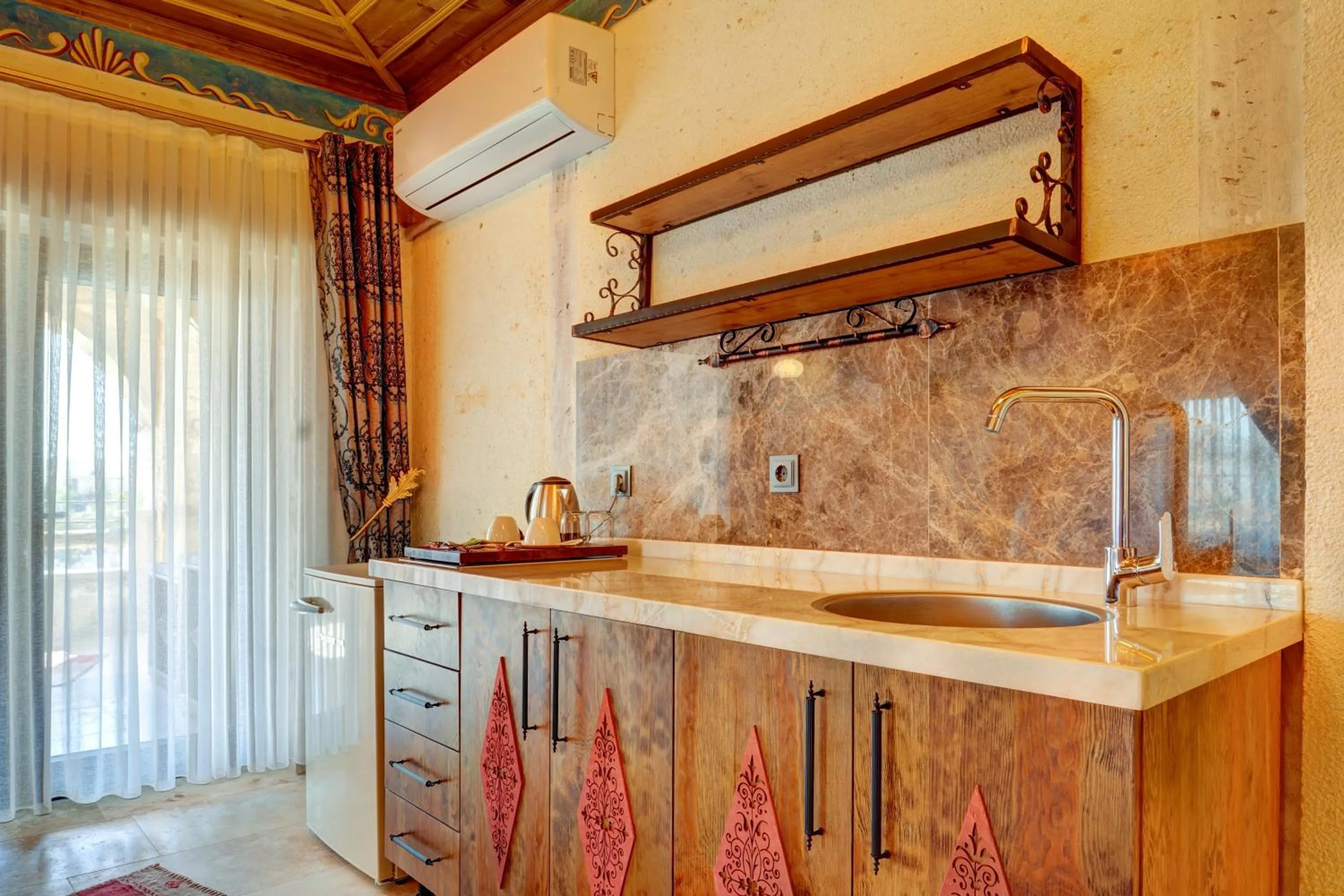 Kitchen or kitchenette in Kasr-ı Kapadokya Cave Suites