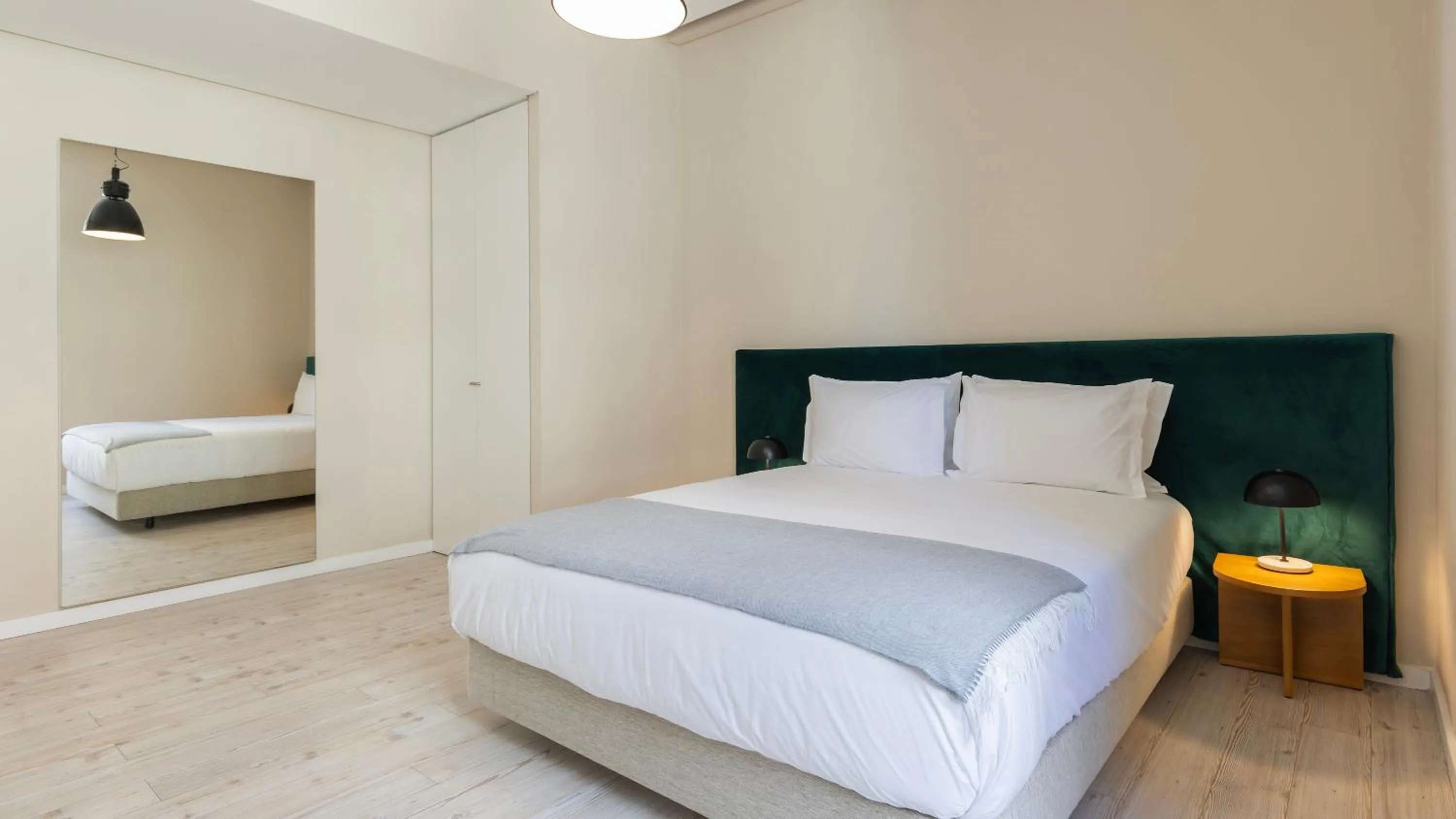 Bedroom, Bed in Carmo 43