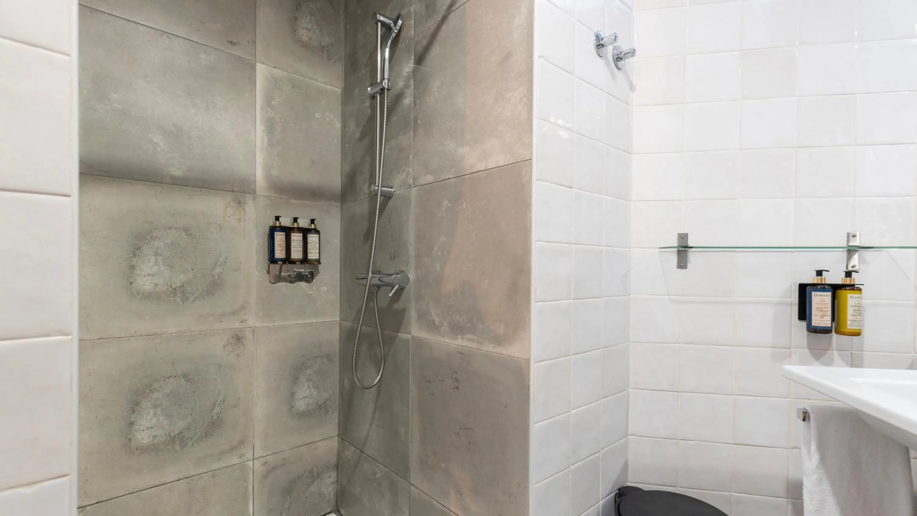 Shower in Carmo 43