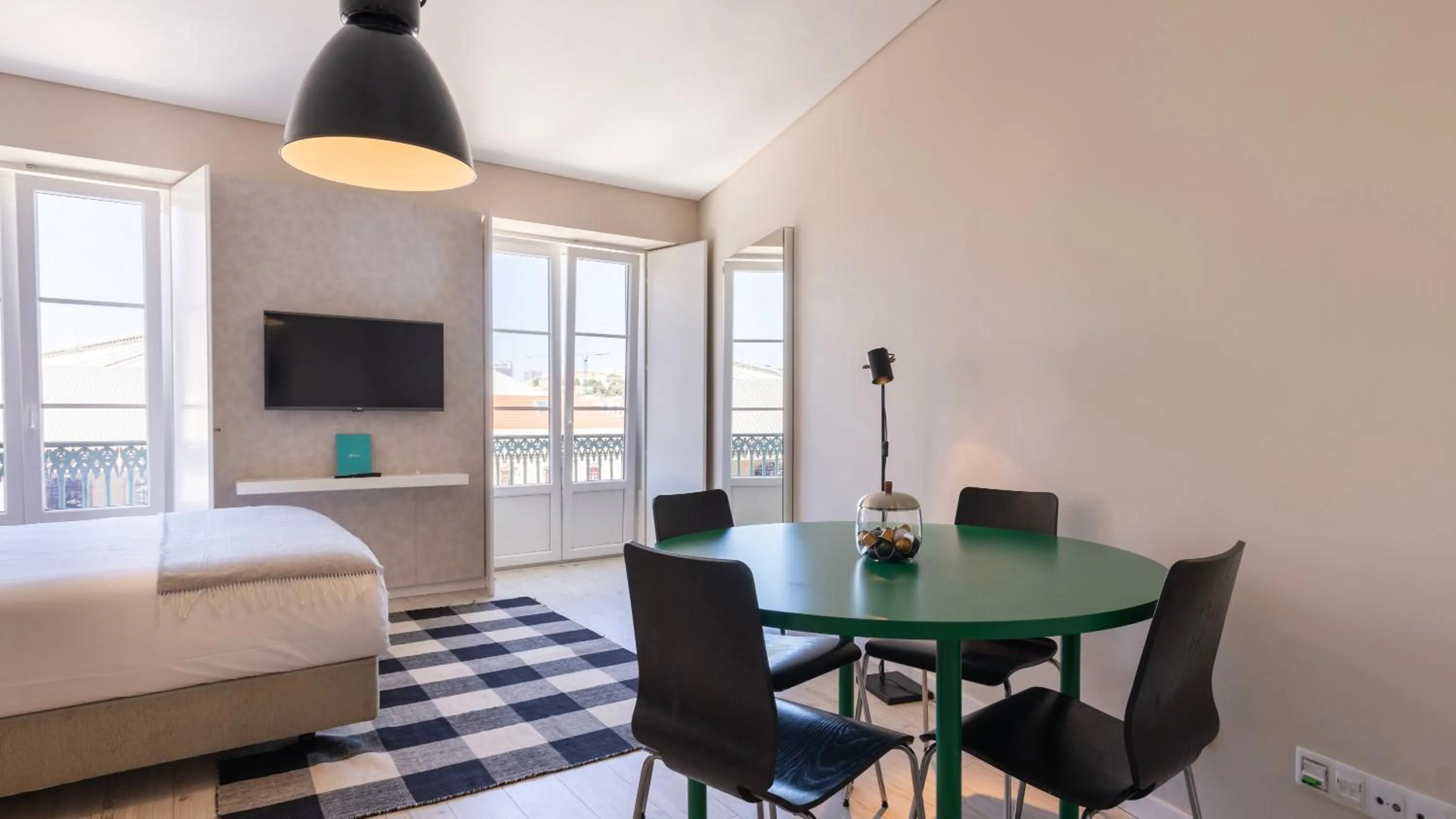 Dining area, Bed in Carmo 43