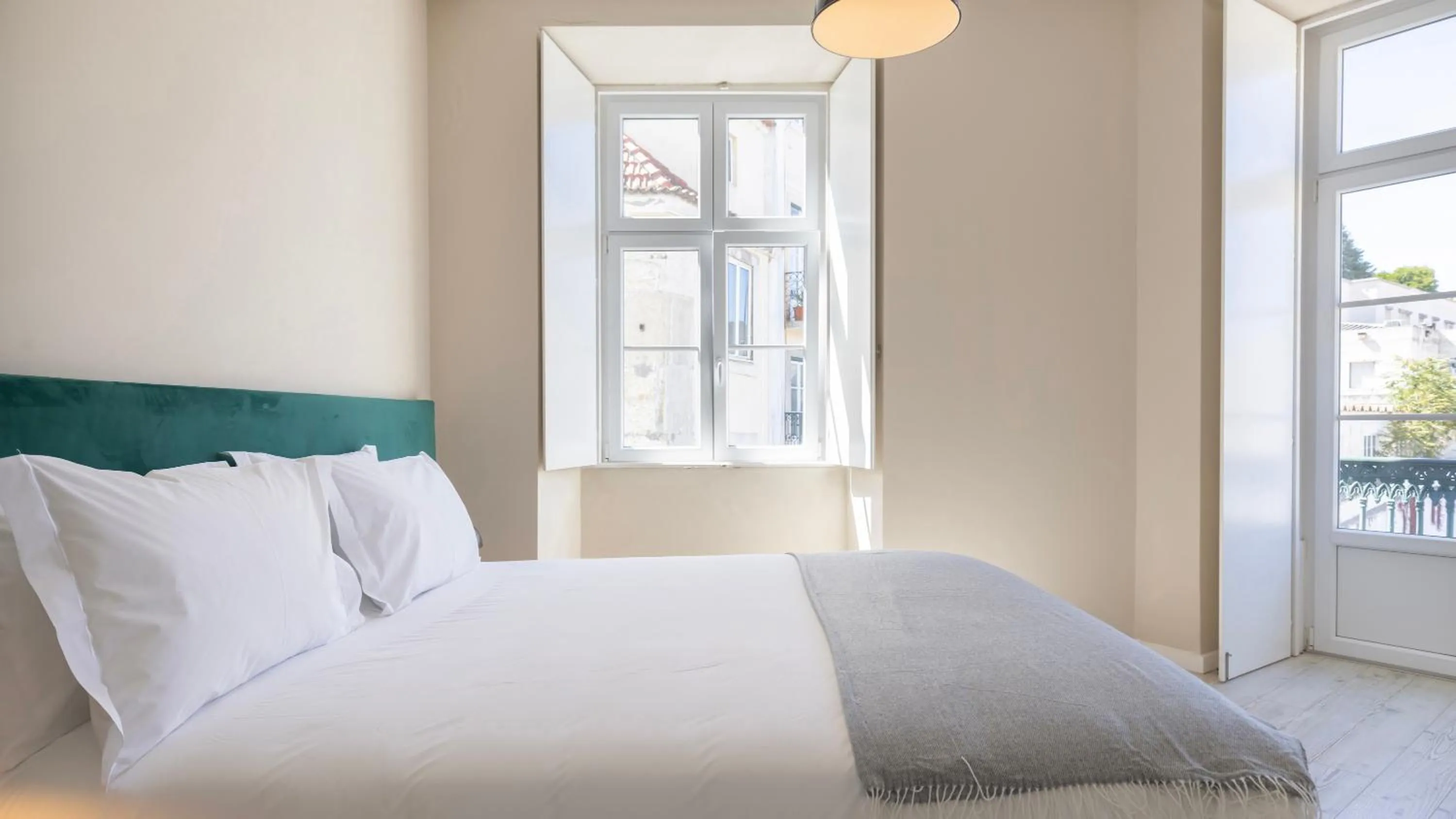 Bedroom, Bed in Carmo 43