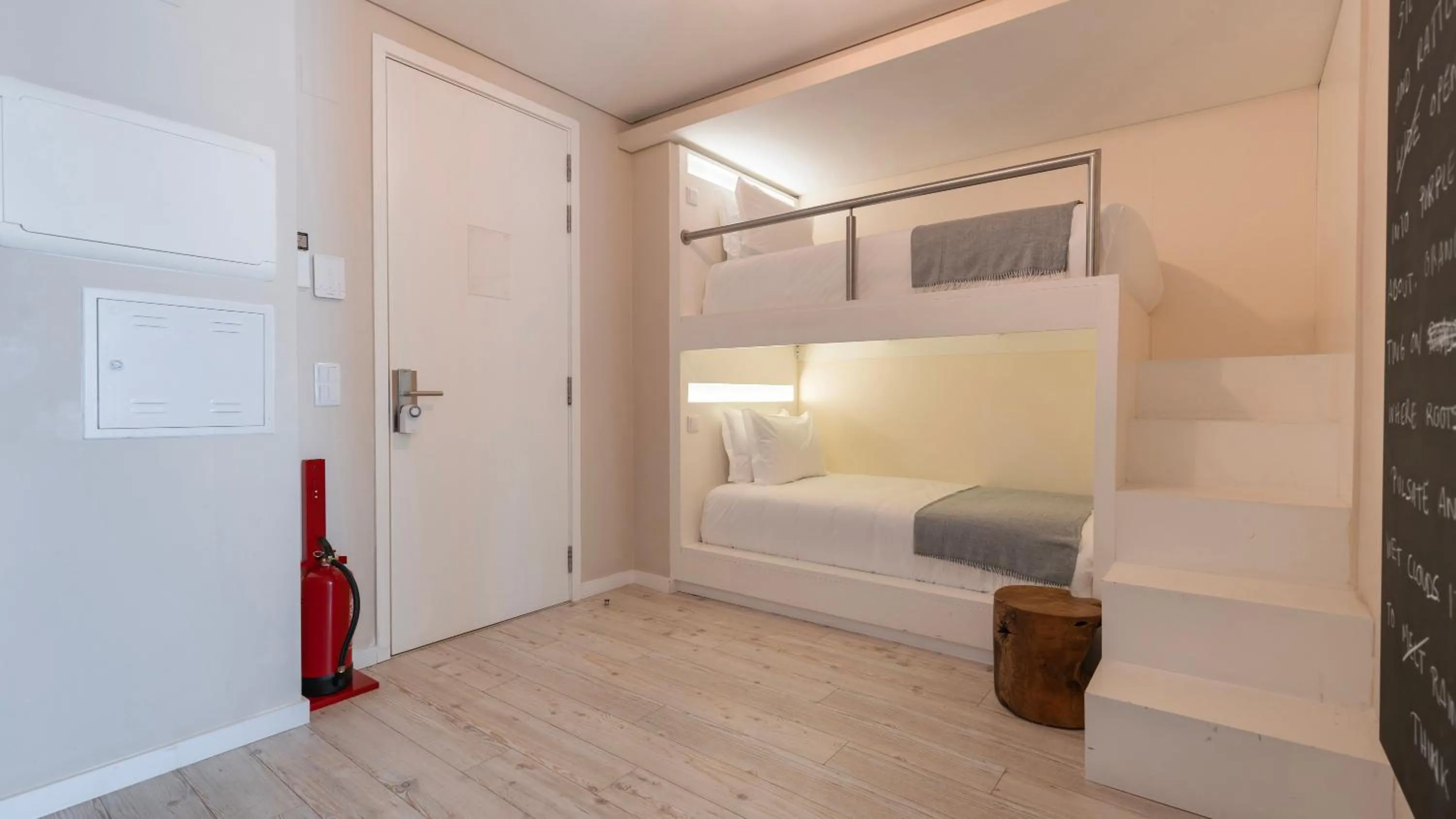 Bedroom, Bed in Carmo 43