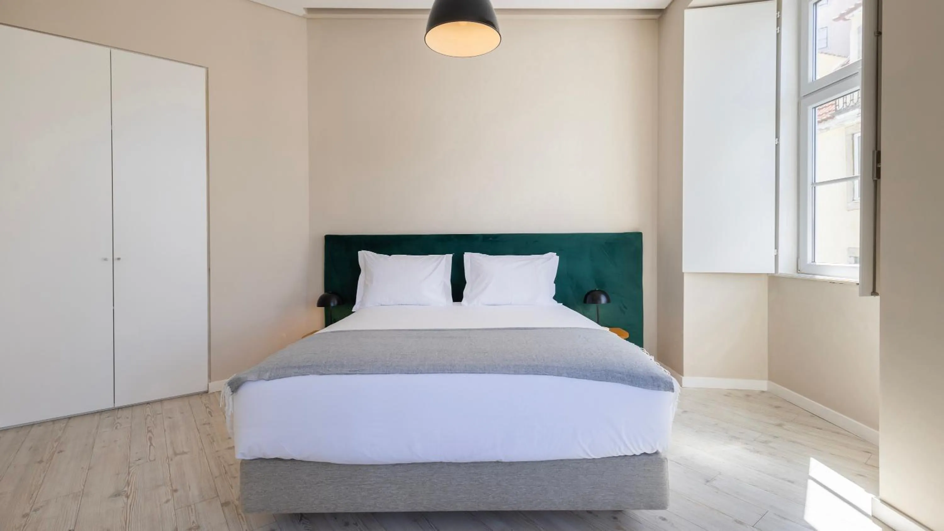 Bedroom, Bed in Carmo 43