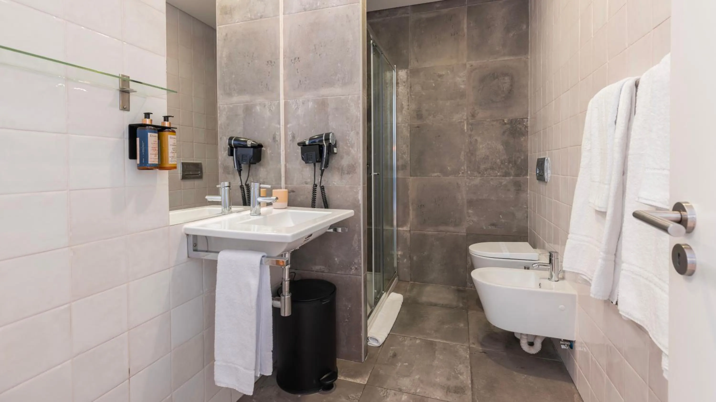 Bathroom in Carmo 43