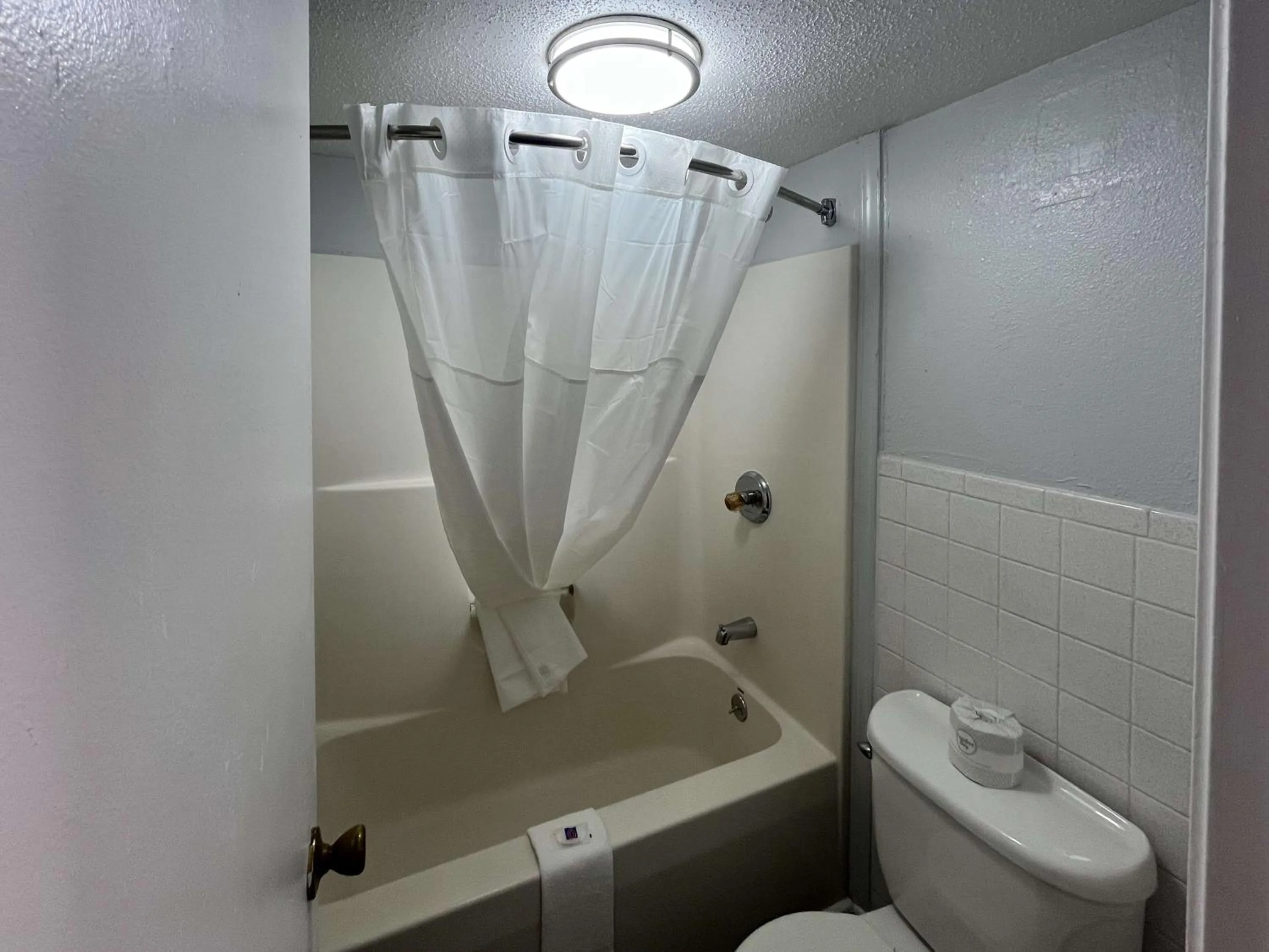 Bathroom in Studio 6 Suites Pocomoke City, MD