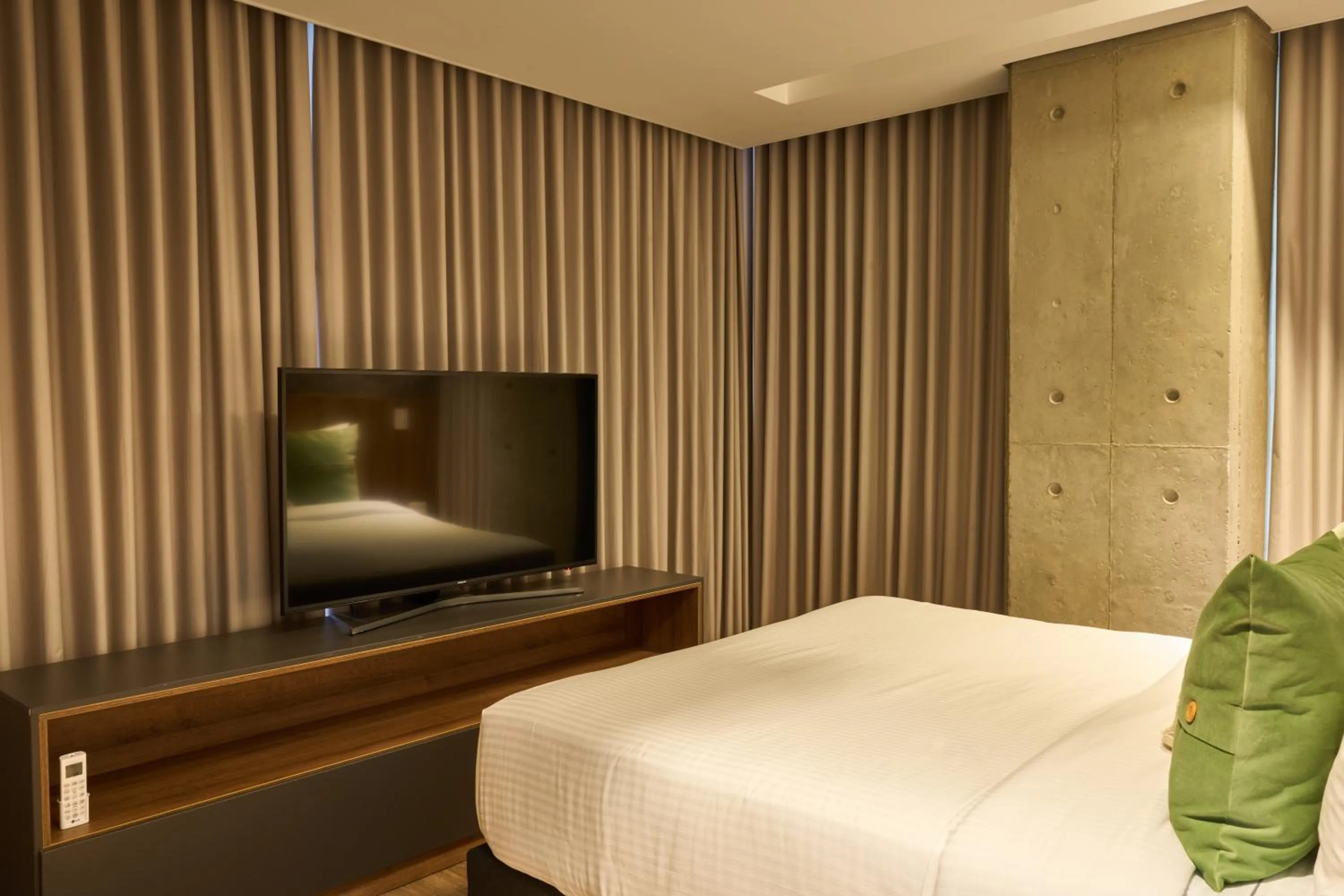 Bed in HYPE STATES Cali