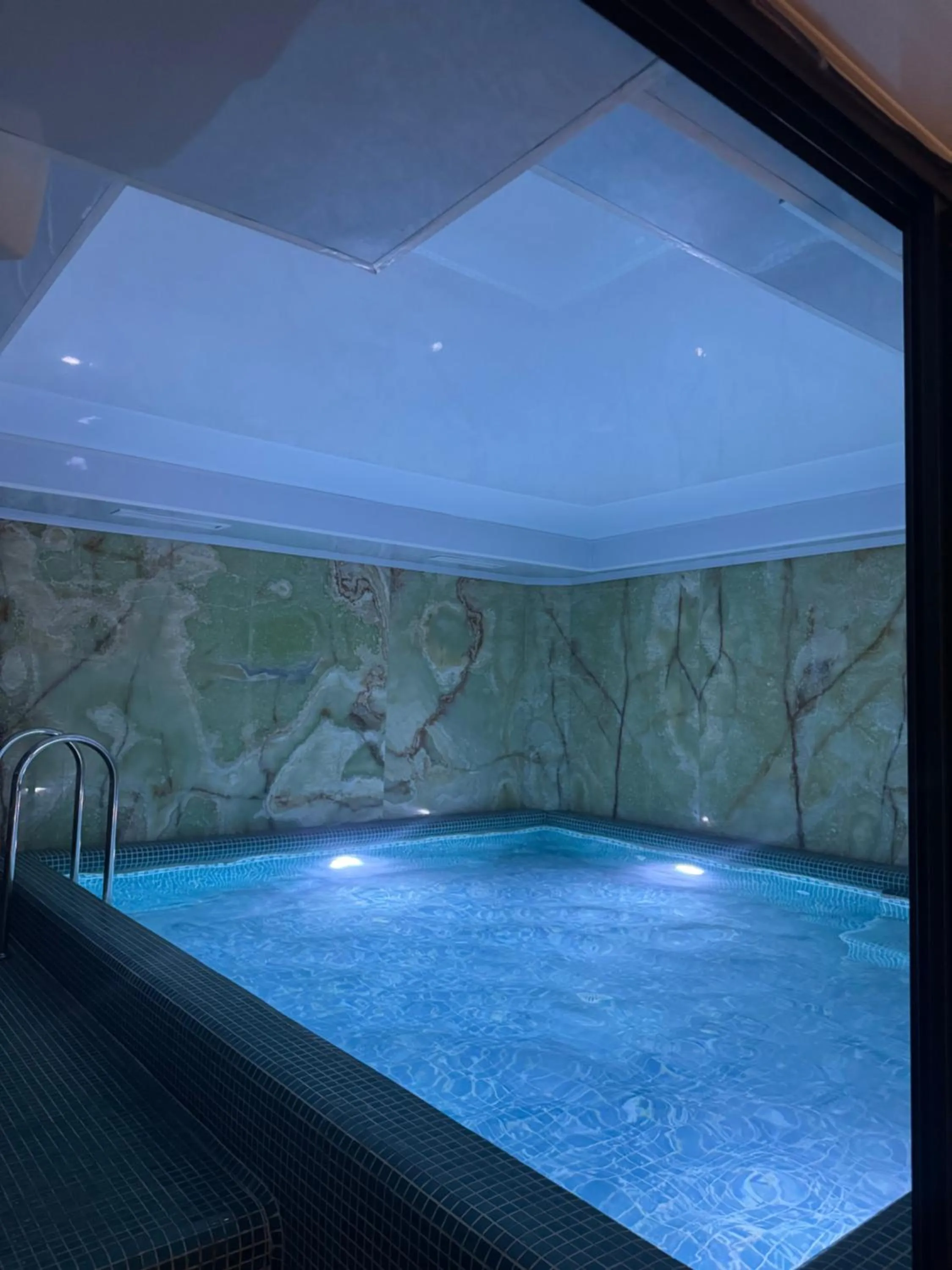 Swimming pool in Azimut Hotel Tashkent