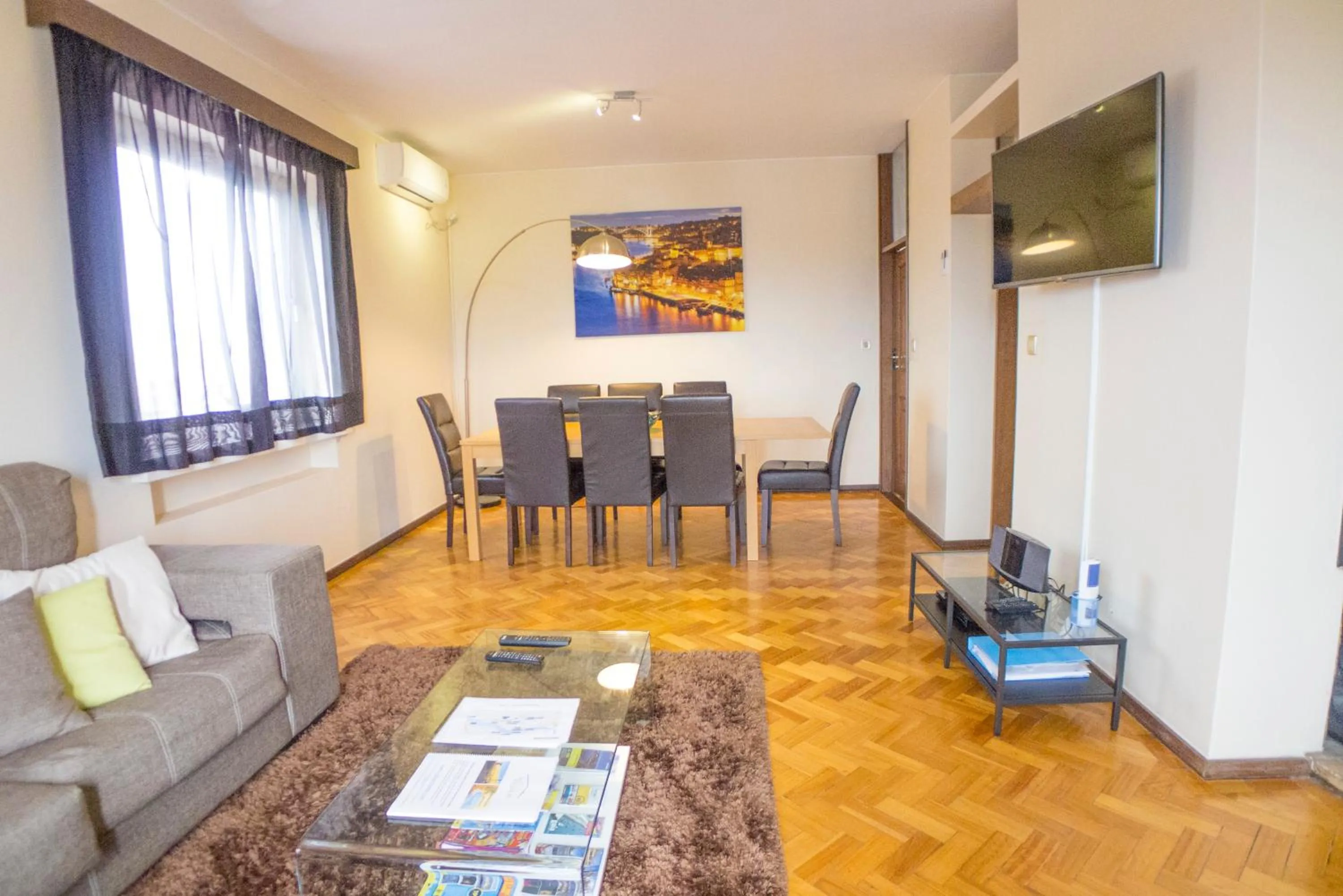 Dining area in LV Premier Apartments Clerigos- RE1