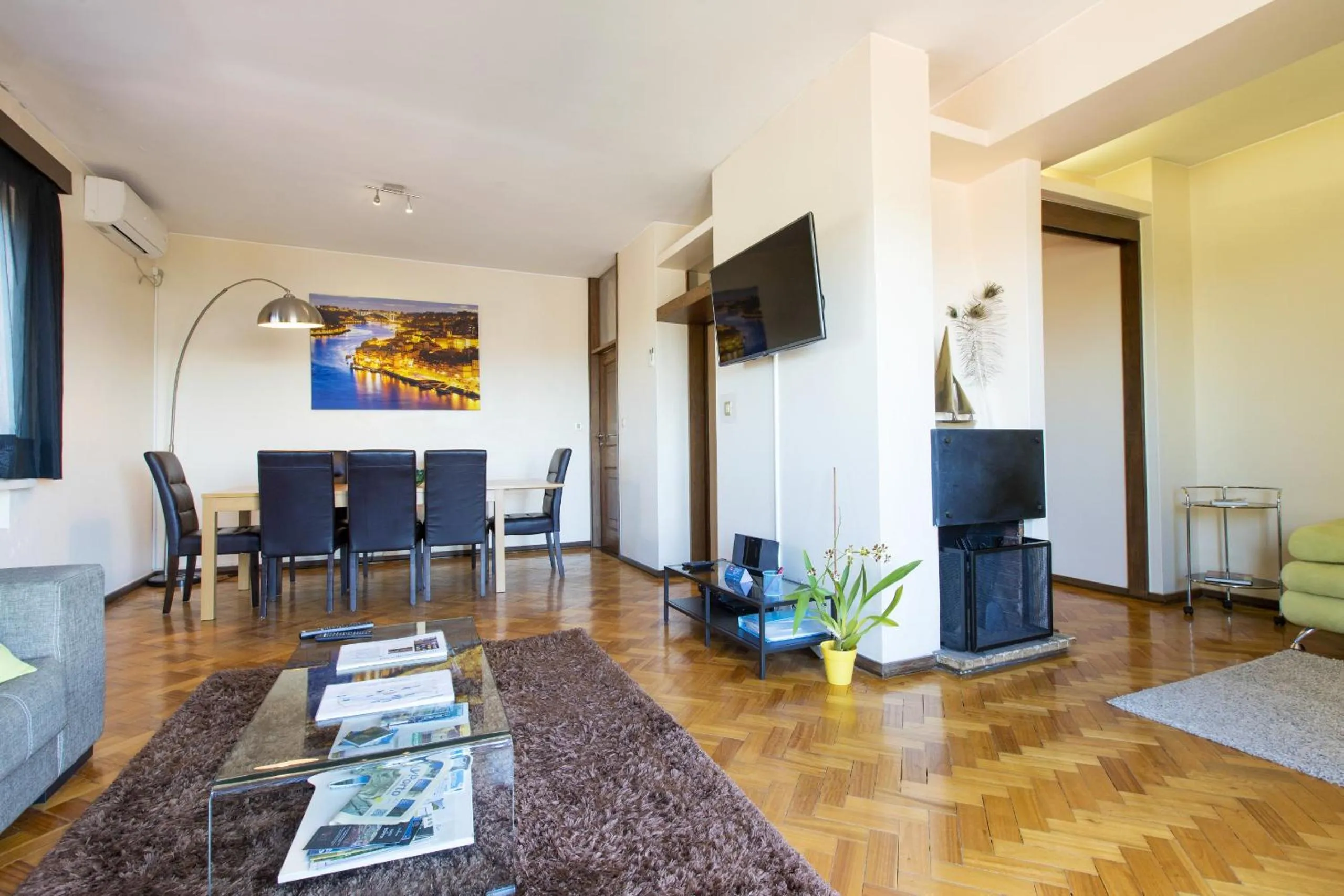 Communal lounge/ TV room in LV Premier Apartments Clerigos- RE1