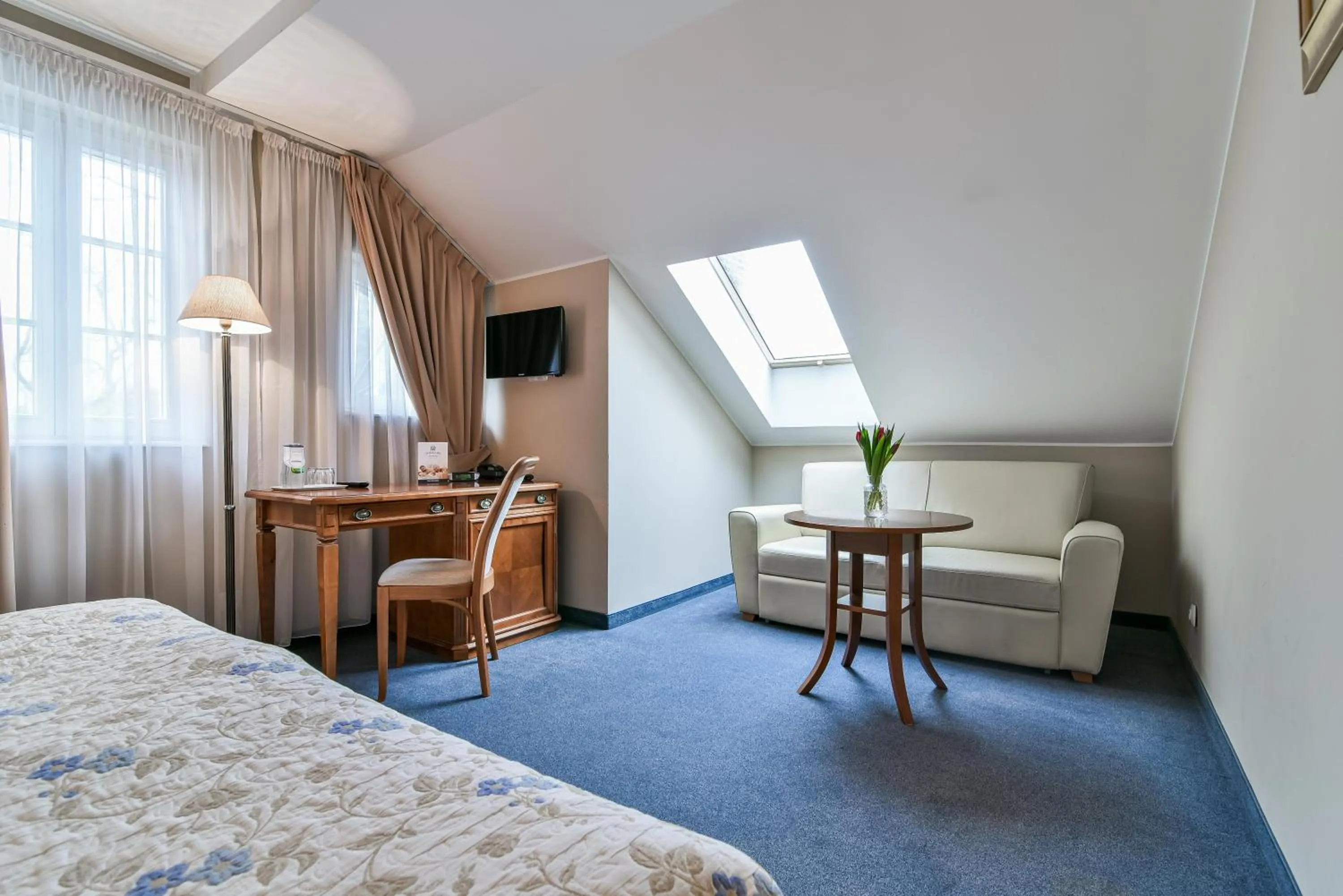 Seating area, Bed in Hotel SPA Wieniawa