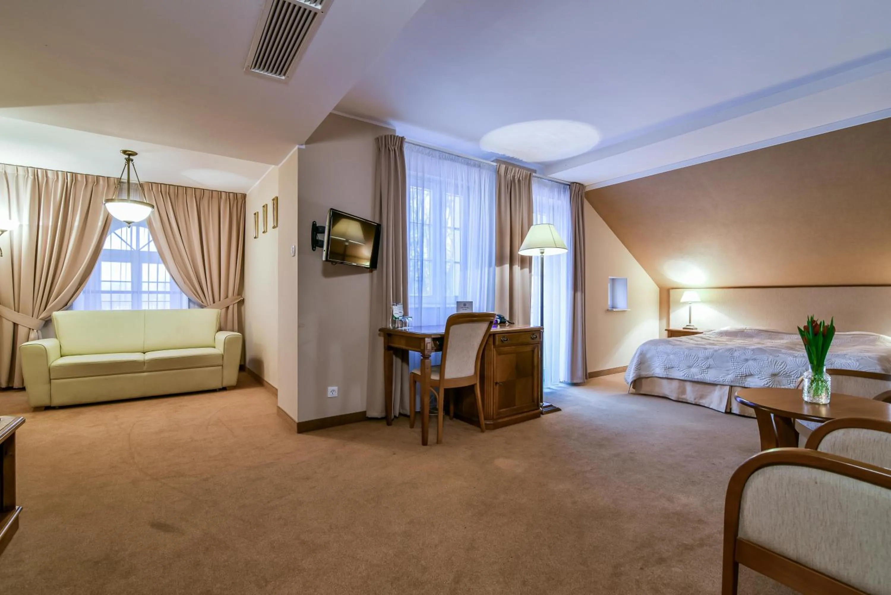 Living room, Bed in Hotel SPA Wieniawa