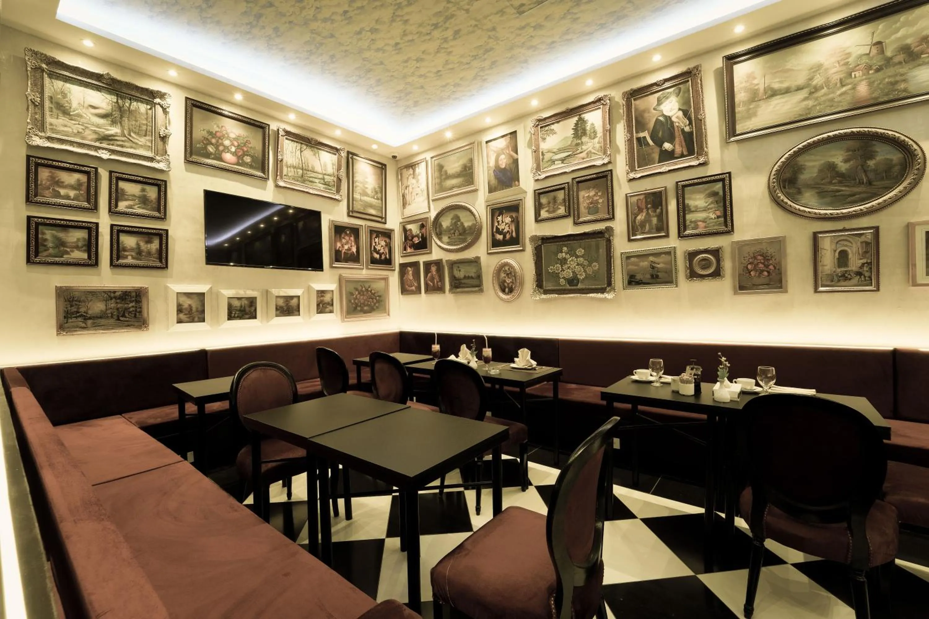 Restaurant/places to eat in Victoria Cairo Hotel