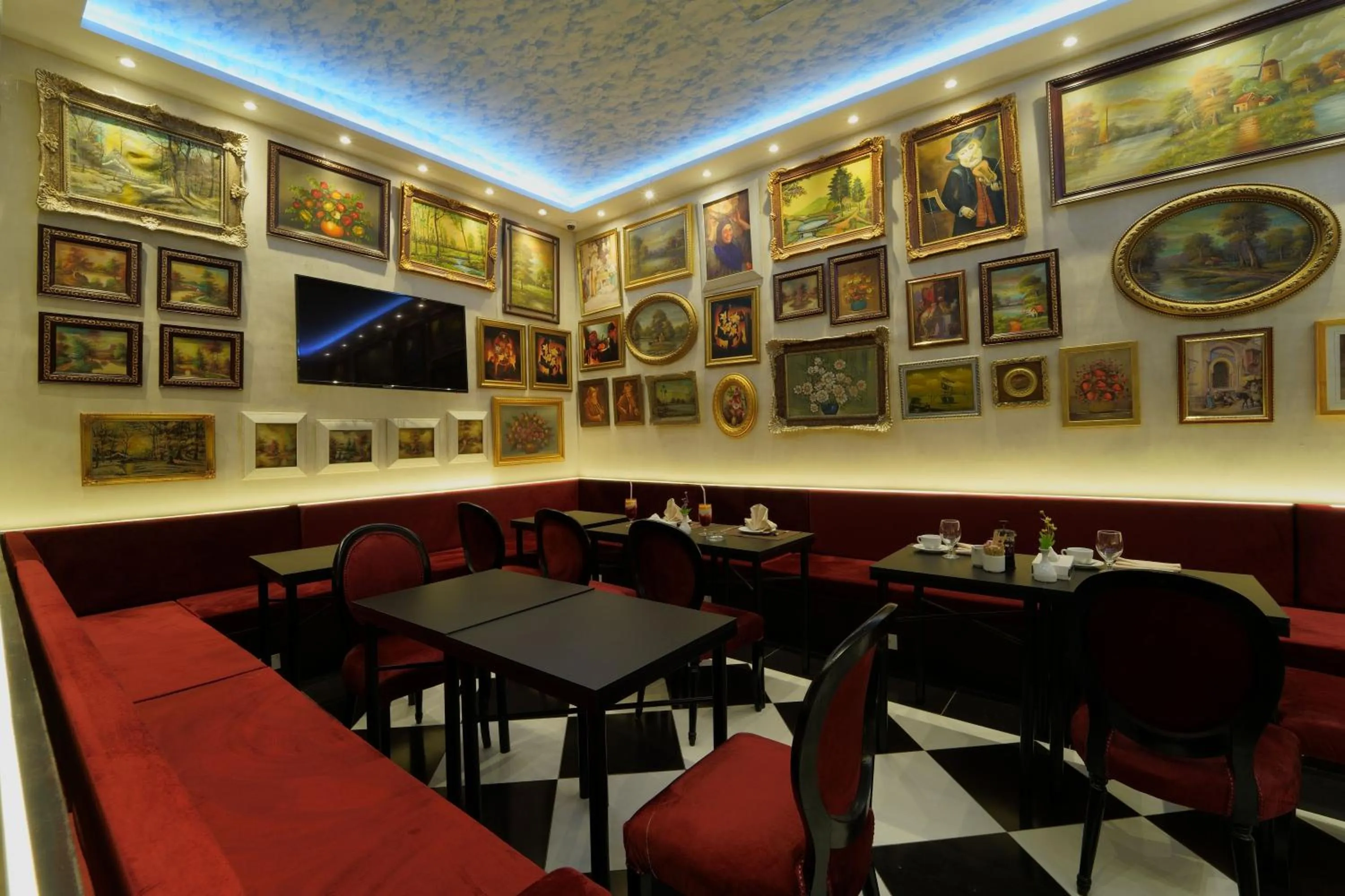 Restaurant/places to eat in Victoria Cairo Hotel