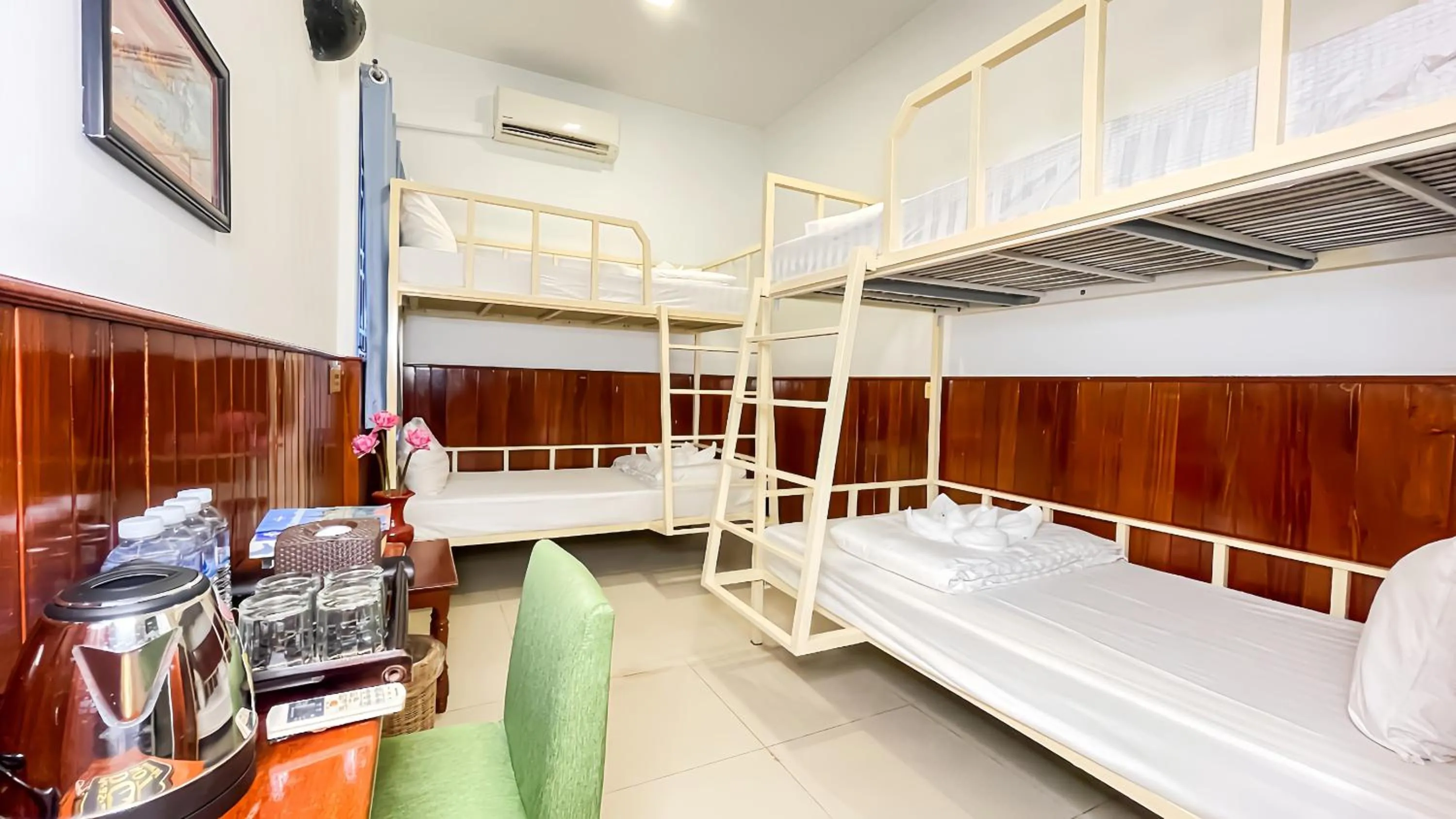 Standard Quadruple Room in The Center Point