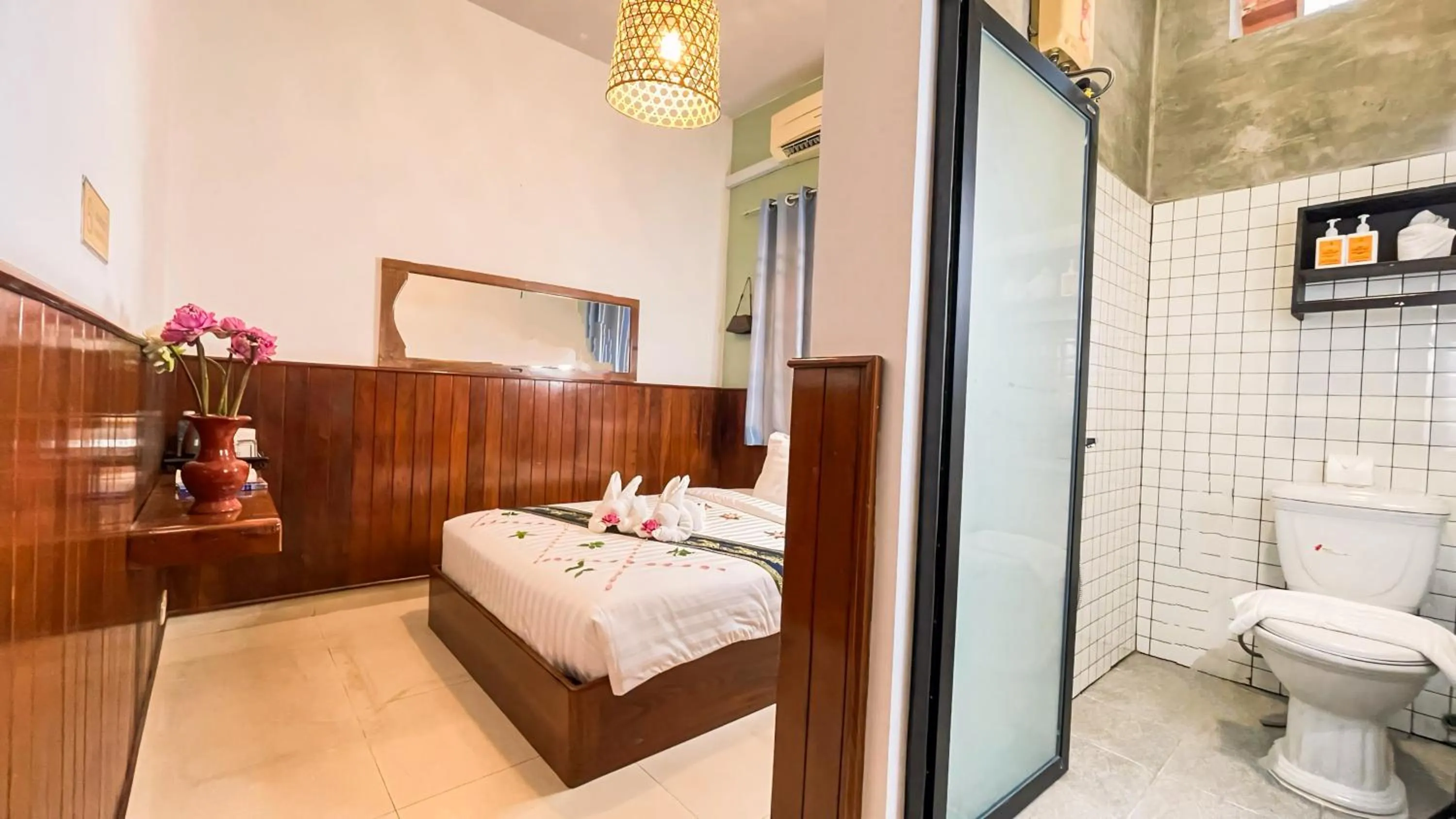 Photo of the whole room in The Center Point