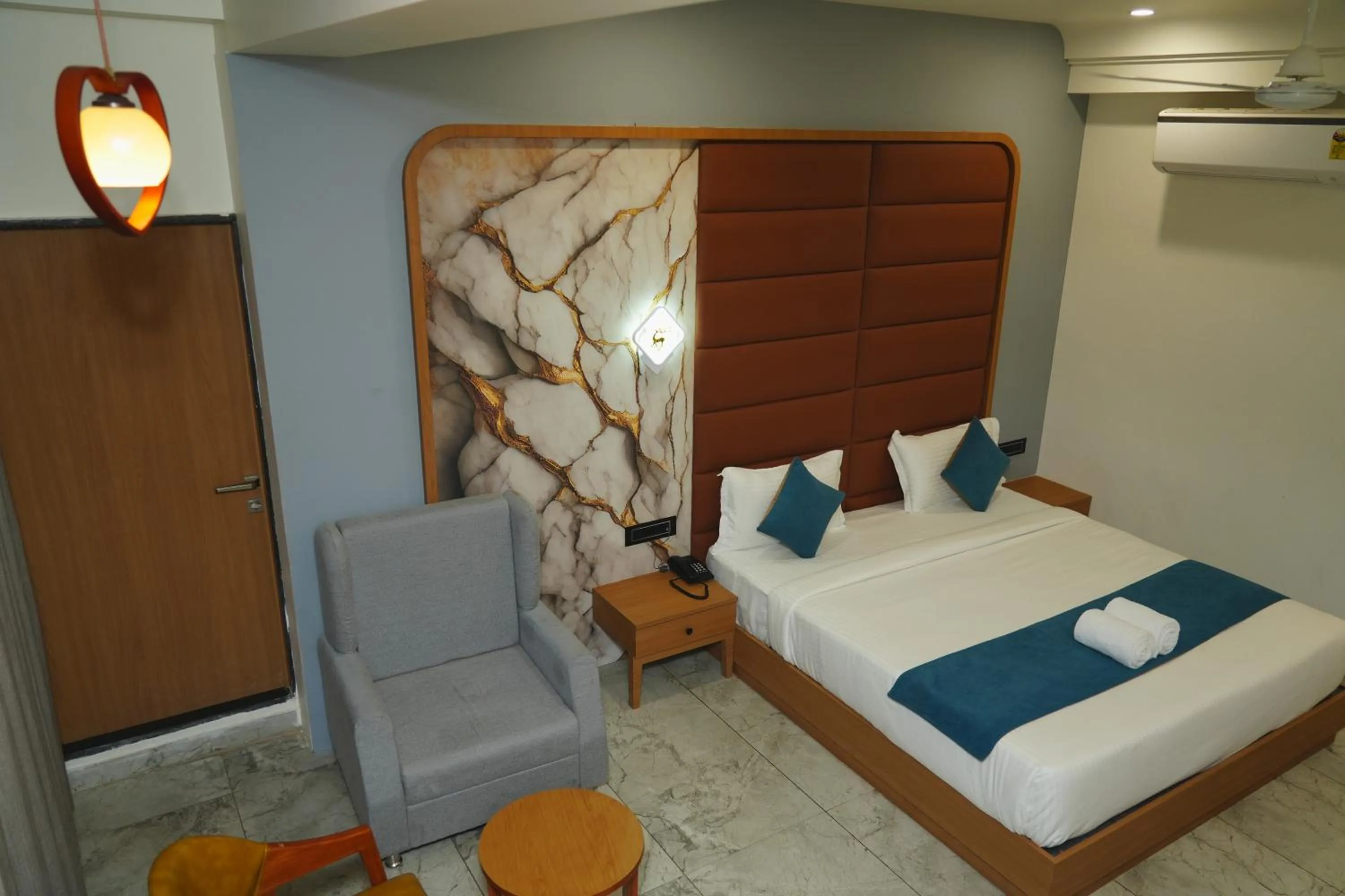 Living room, Bed in Hotel Leela's