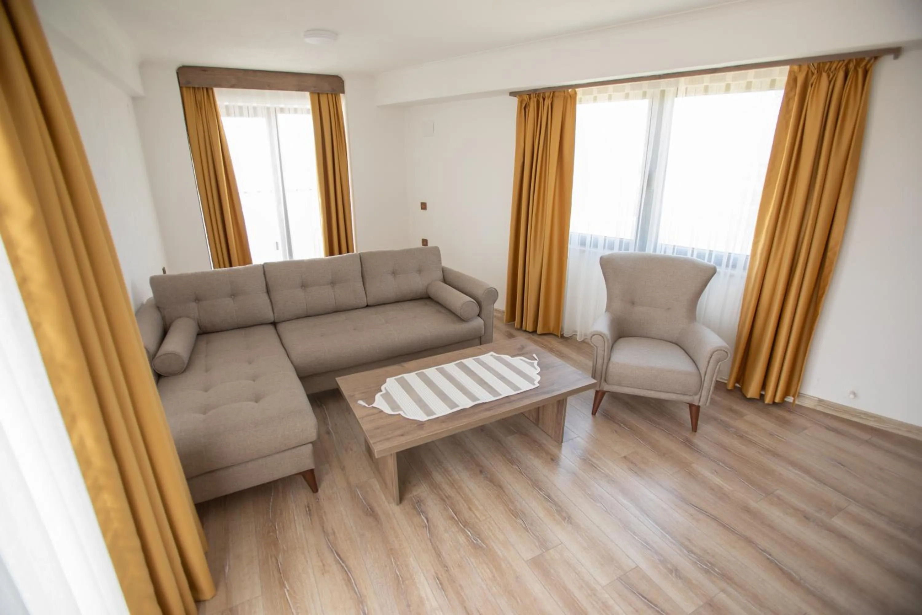 Living room in E87 Highway Otel