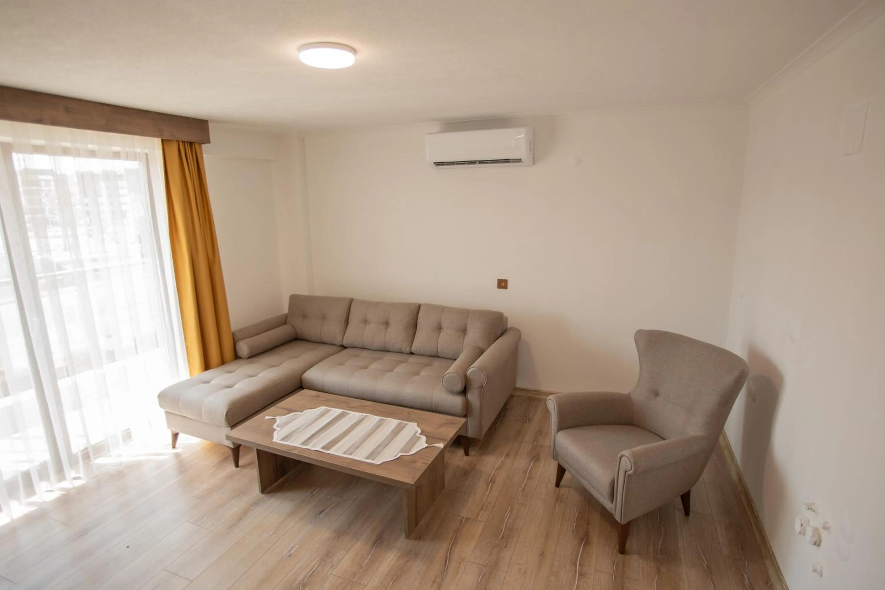 Living room in E87 Highway Otel