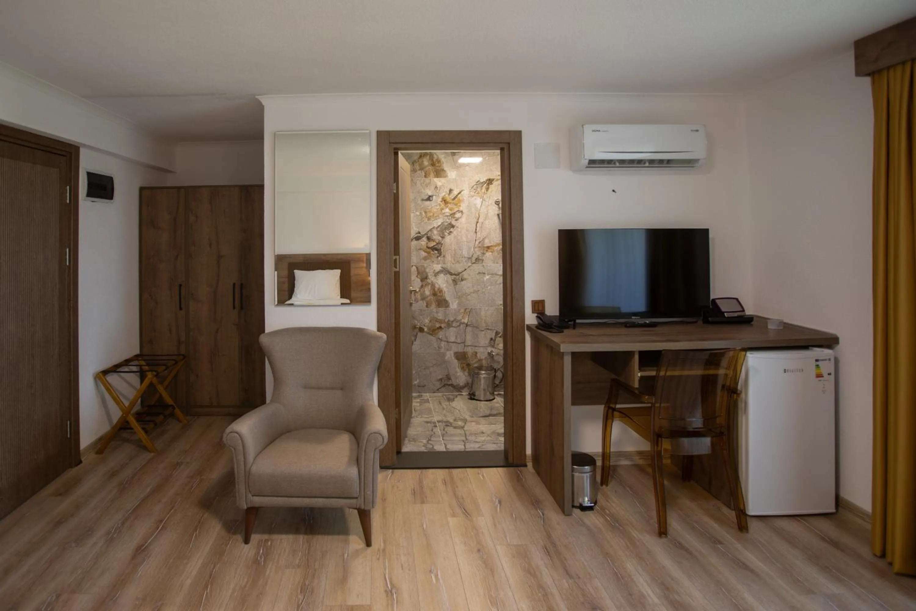 TV and multimedia in E87 Highway Otel