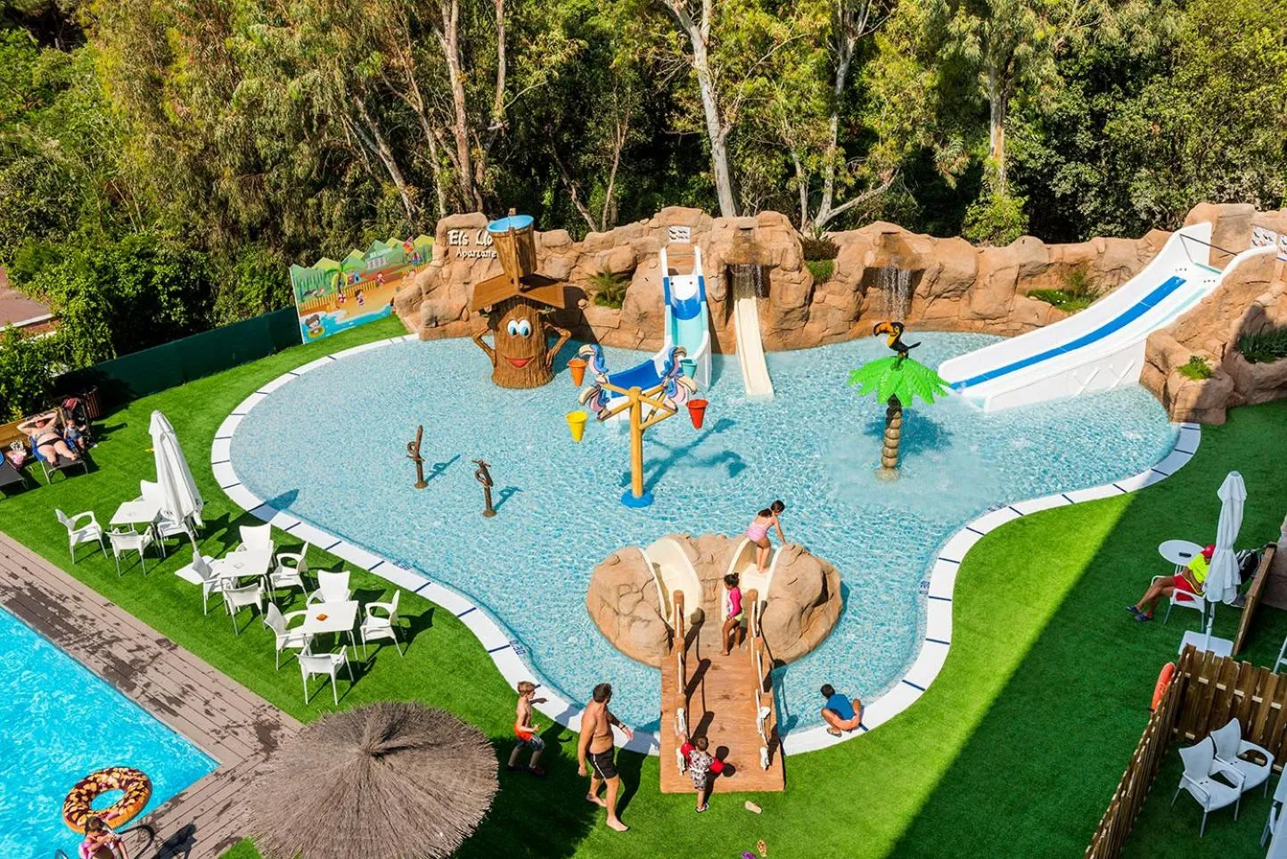 People in Apartaments Els Llorers